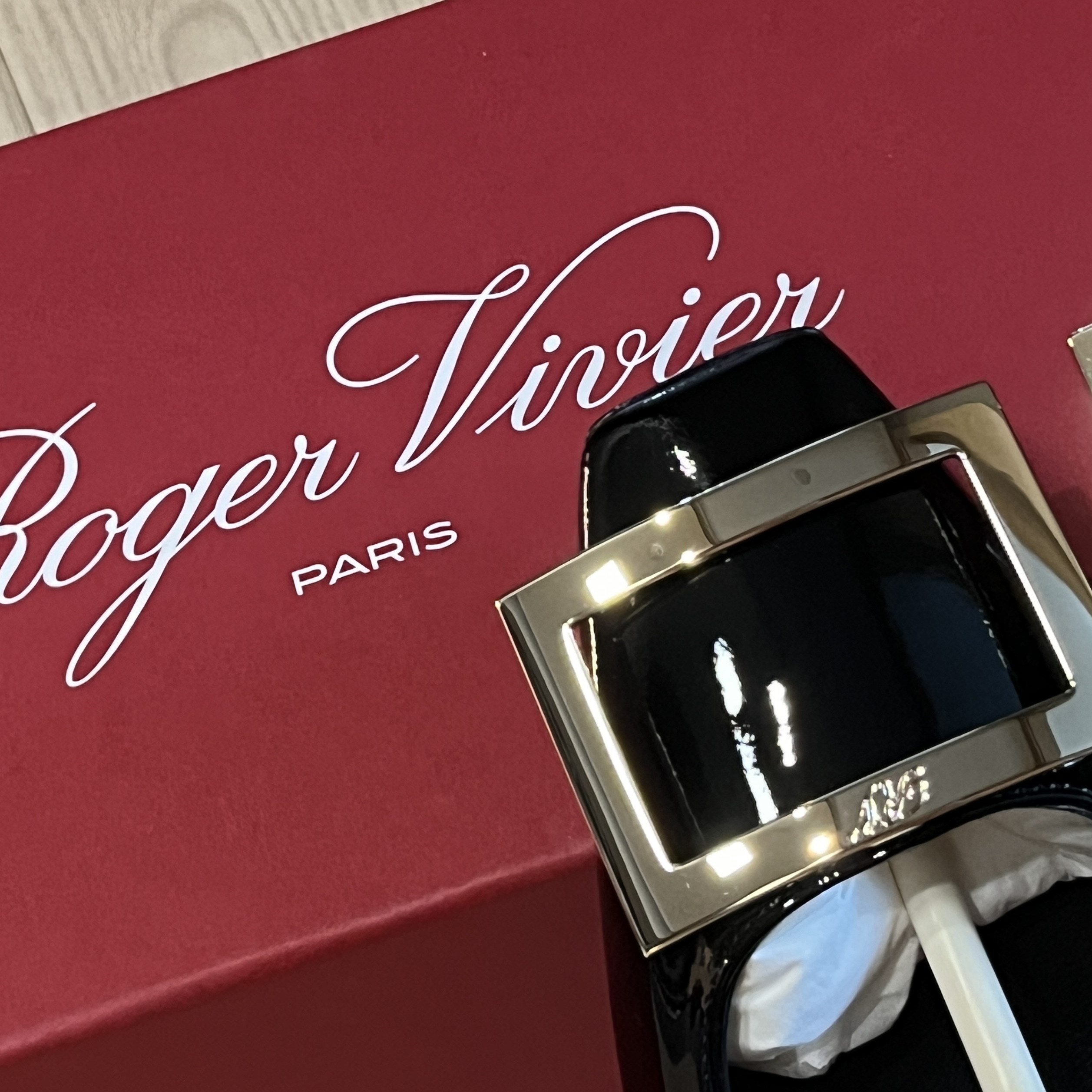 (W) Roger Vivier Trompette Metal Buckle Pumps Patent Leather Black 착용 스타일
