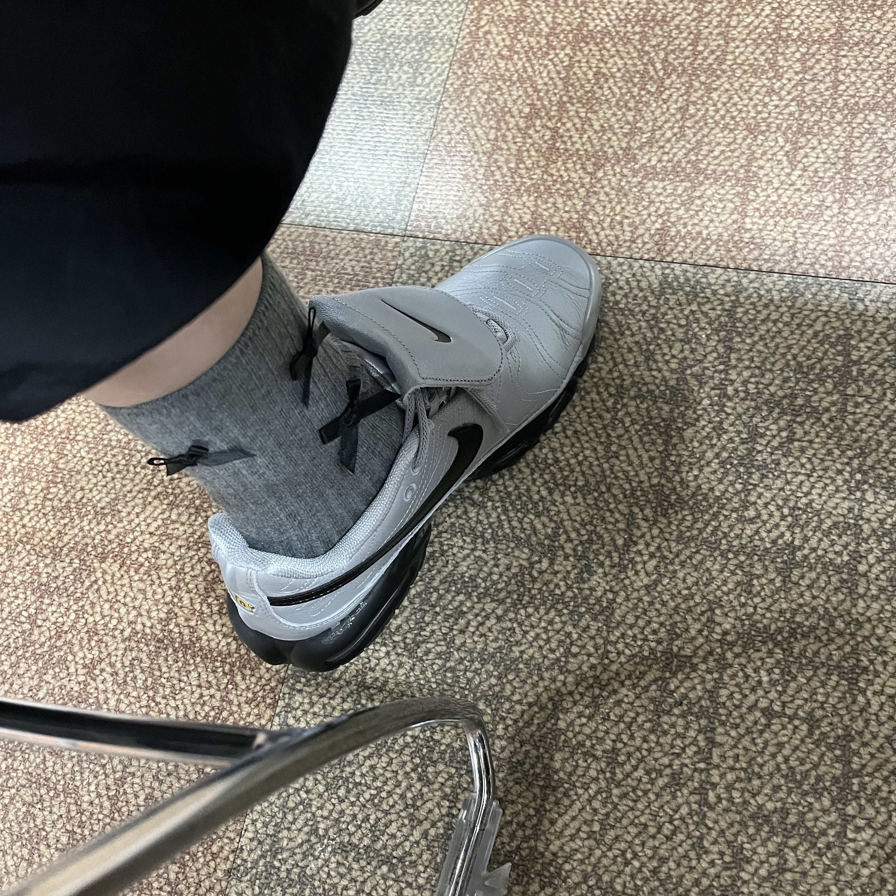 Nike Air Max Plus TNPO Wolf Grey and Black 착용 스타일