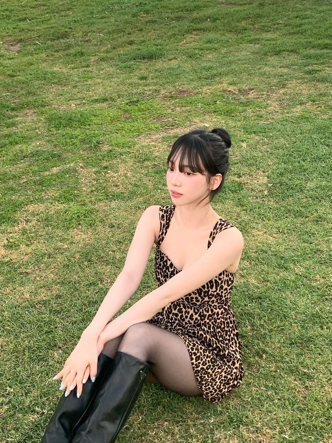 Saint Laurent Square Scarf In Mini Leopard Silk Georgette Black White Grey, (W) Ganni Leopard Pleated Georgette Flounce Smock Midi Dress Almond Milk 착용 스타일 - 5