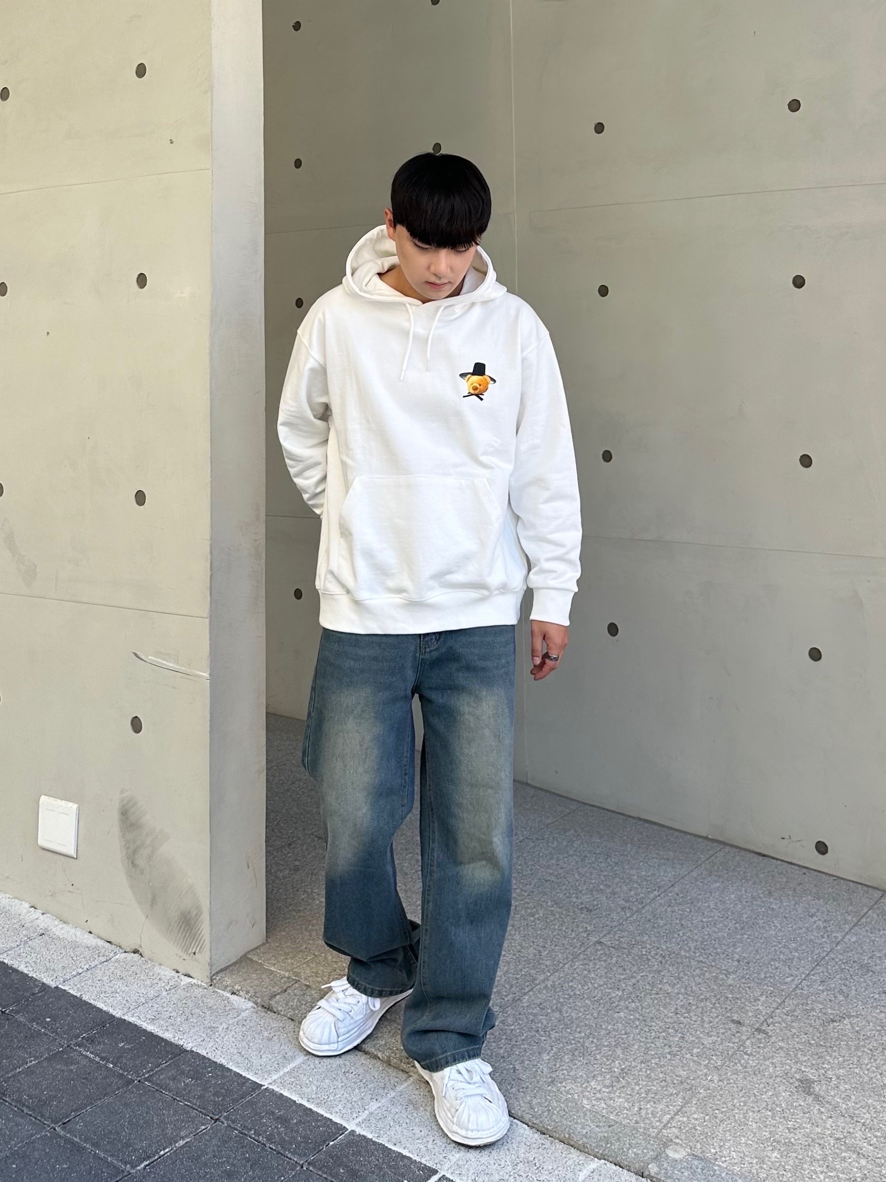 Maison Mihara Yasuhiro Blakey OG Sole Canvas Low-top Sneakers White 착용 스타일 - 1