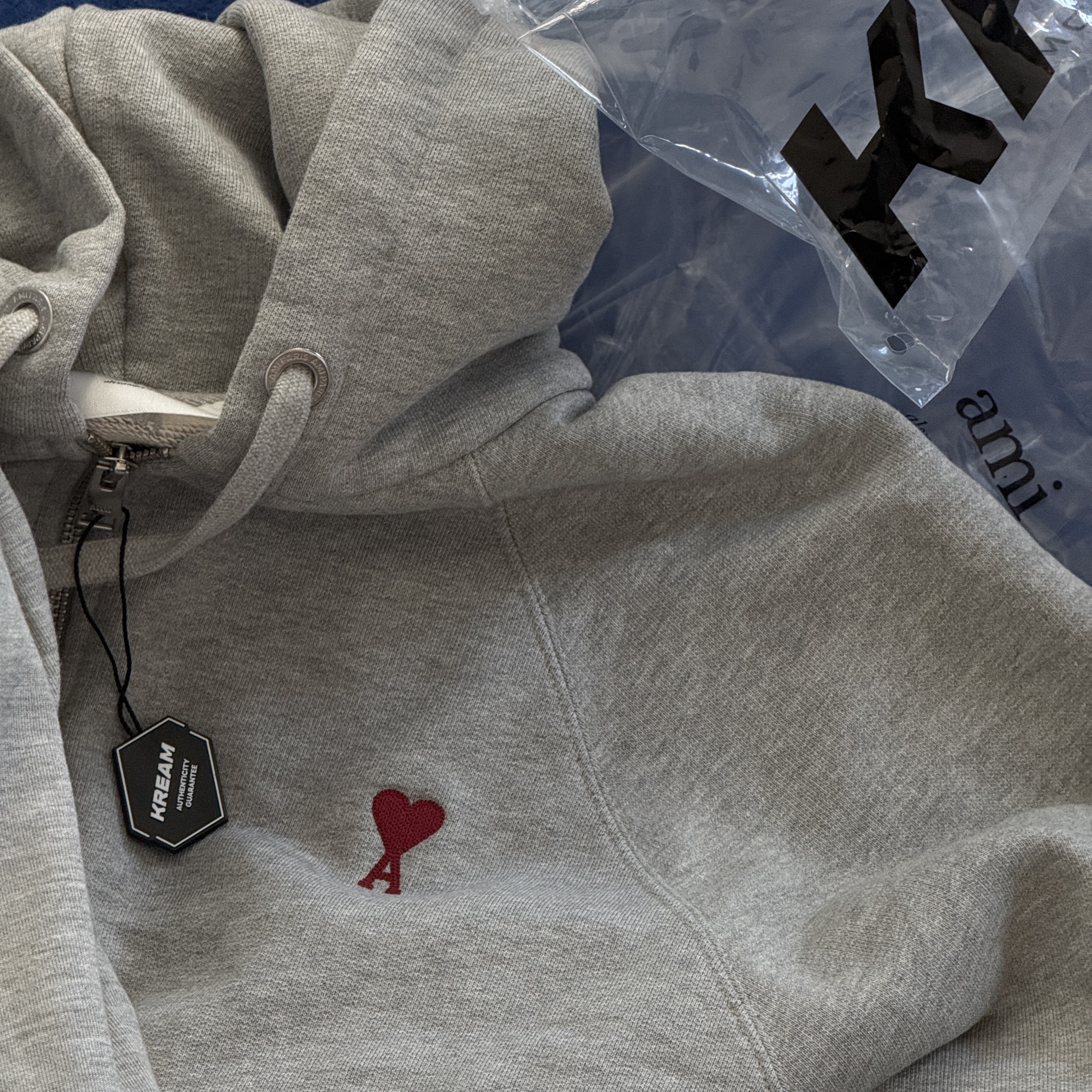 AMI de Coeur Cotton Zipped Hoodie Heather Ash Grey 착용 스타일