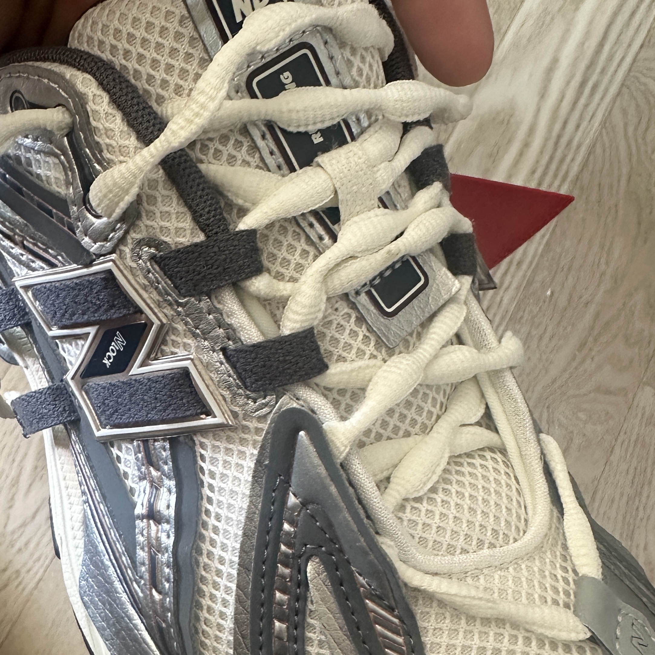 New Balance 1906A Silver Metallic Castlerock 착용 스타일 - 2