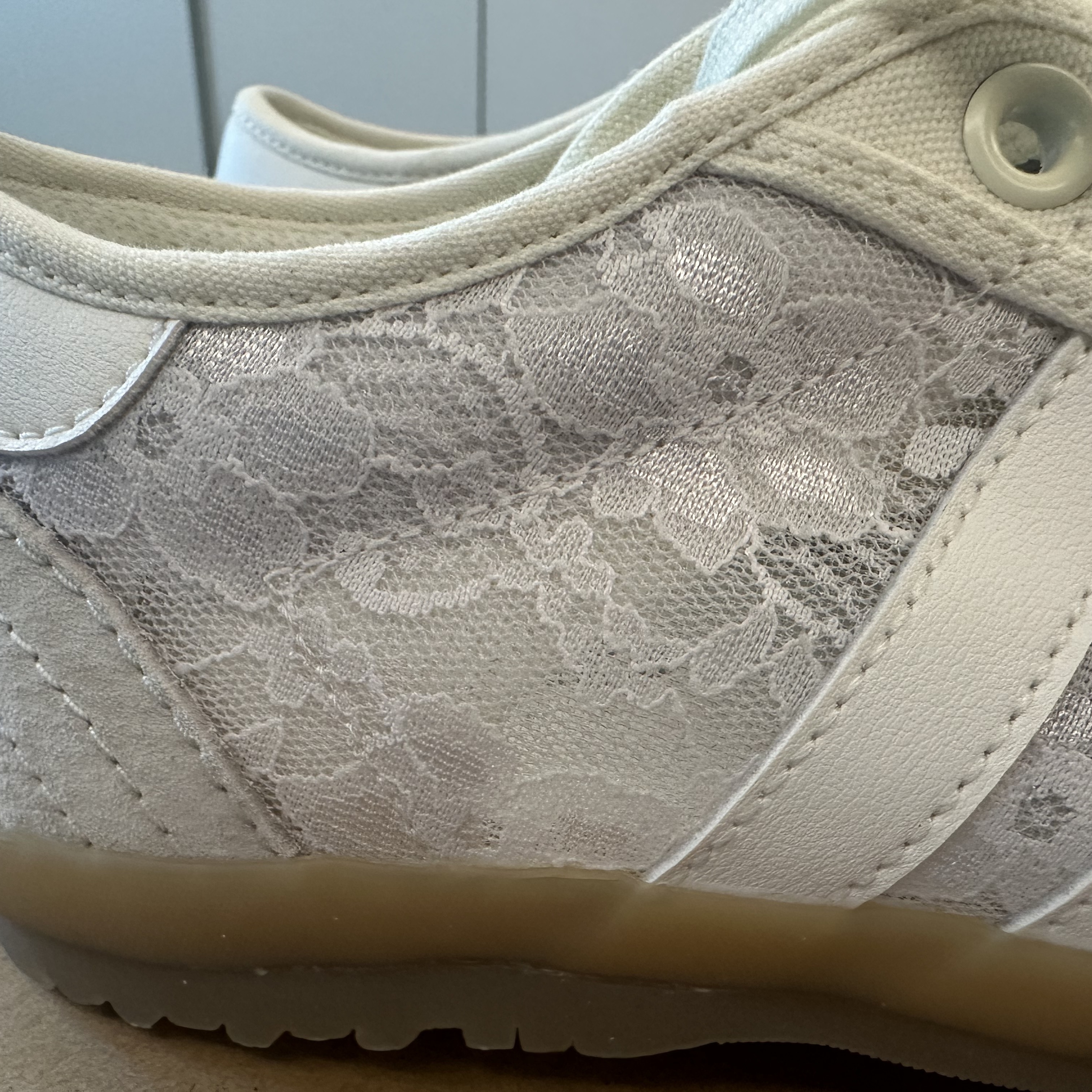 Adidas x Naked Tischtennis White Off White 착용 스타일 - 3