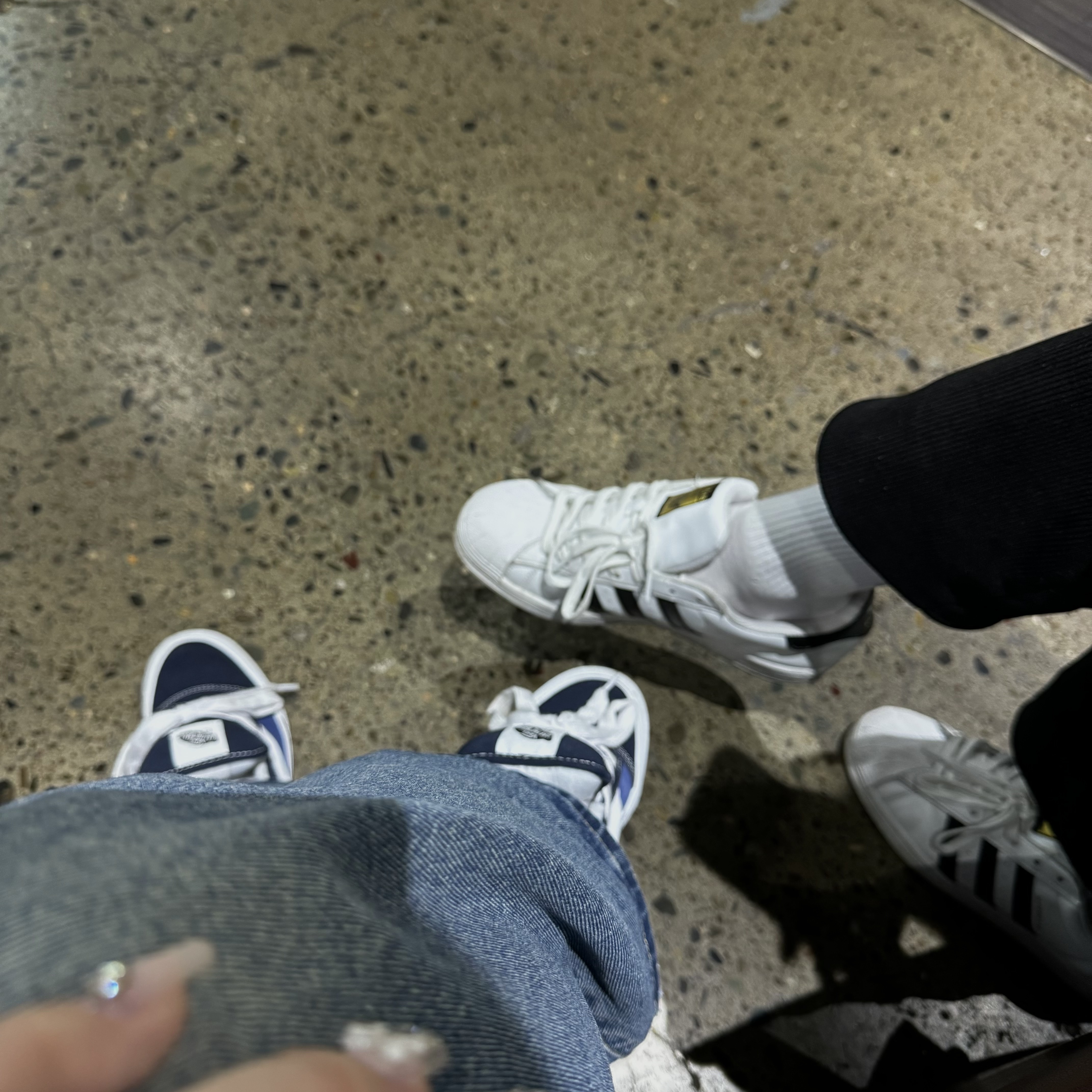 Vans Knu-Skool Navy True White, Adidas Superstar White Black 착용 스타일