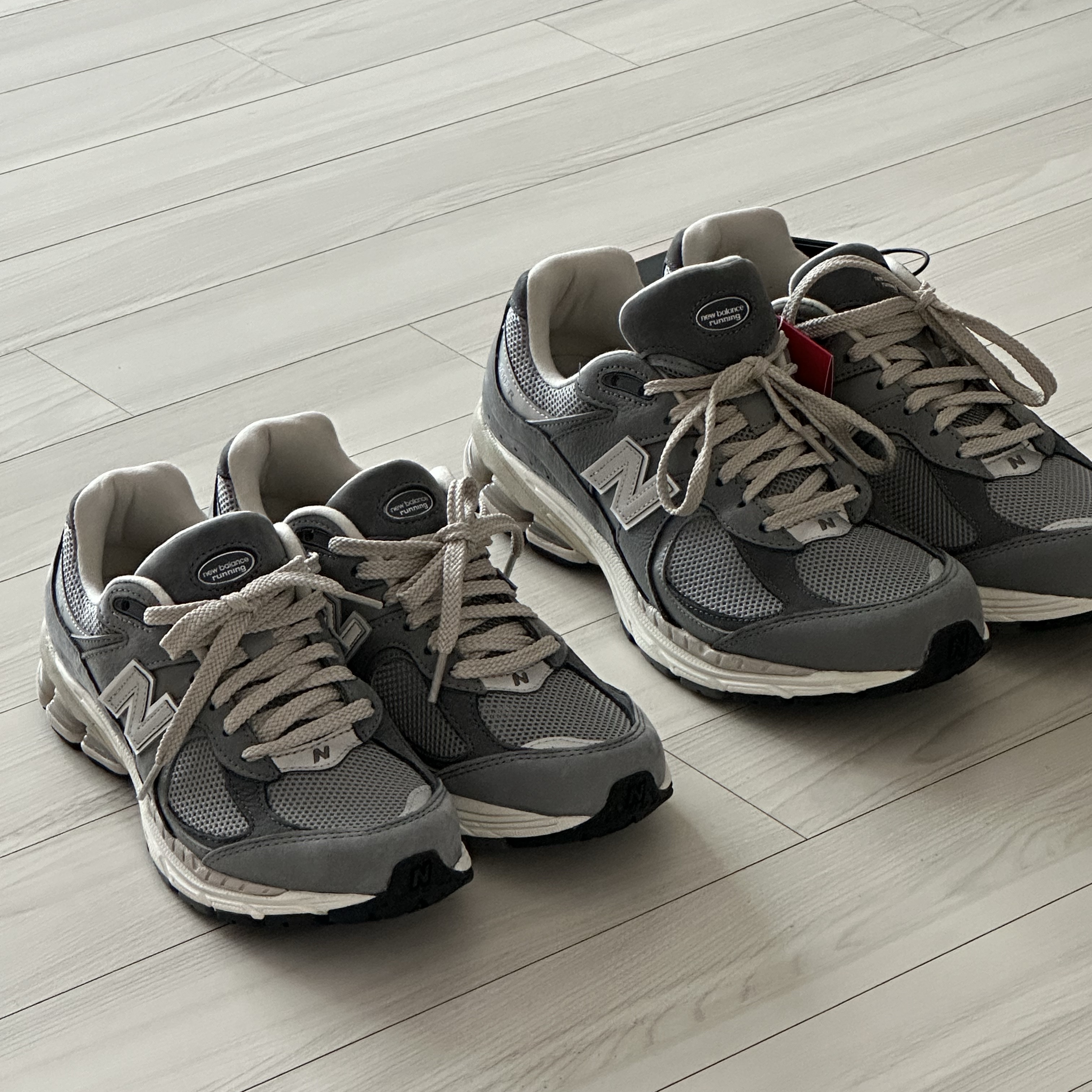 New Balance 2002R Premium Vintage Grey 착용 스타일