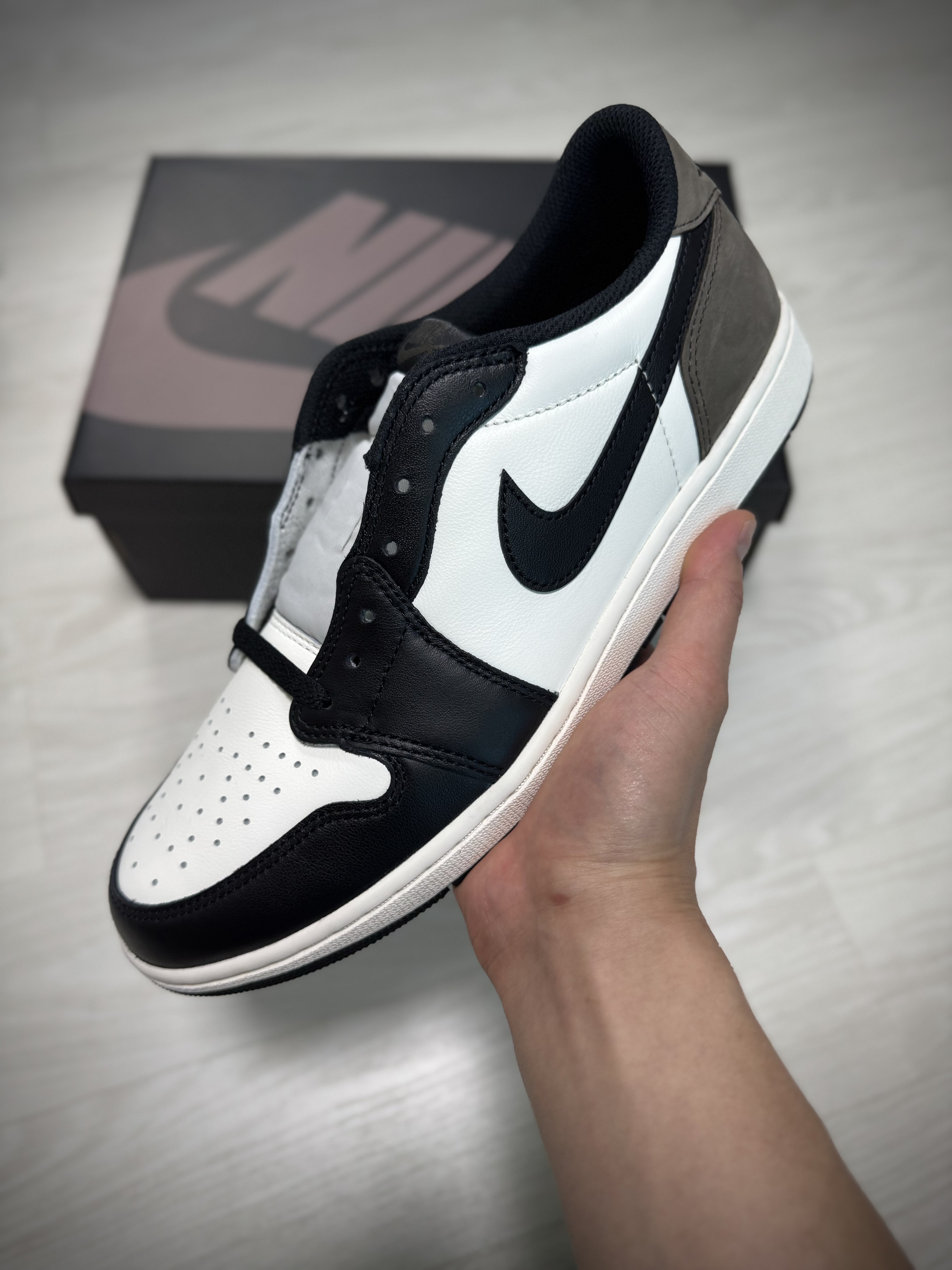 Jordan 1 Retro Low OG Mocha 착용 스타일