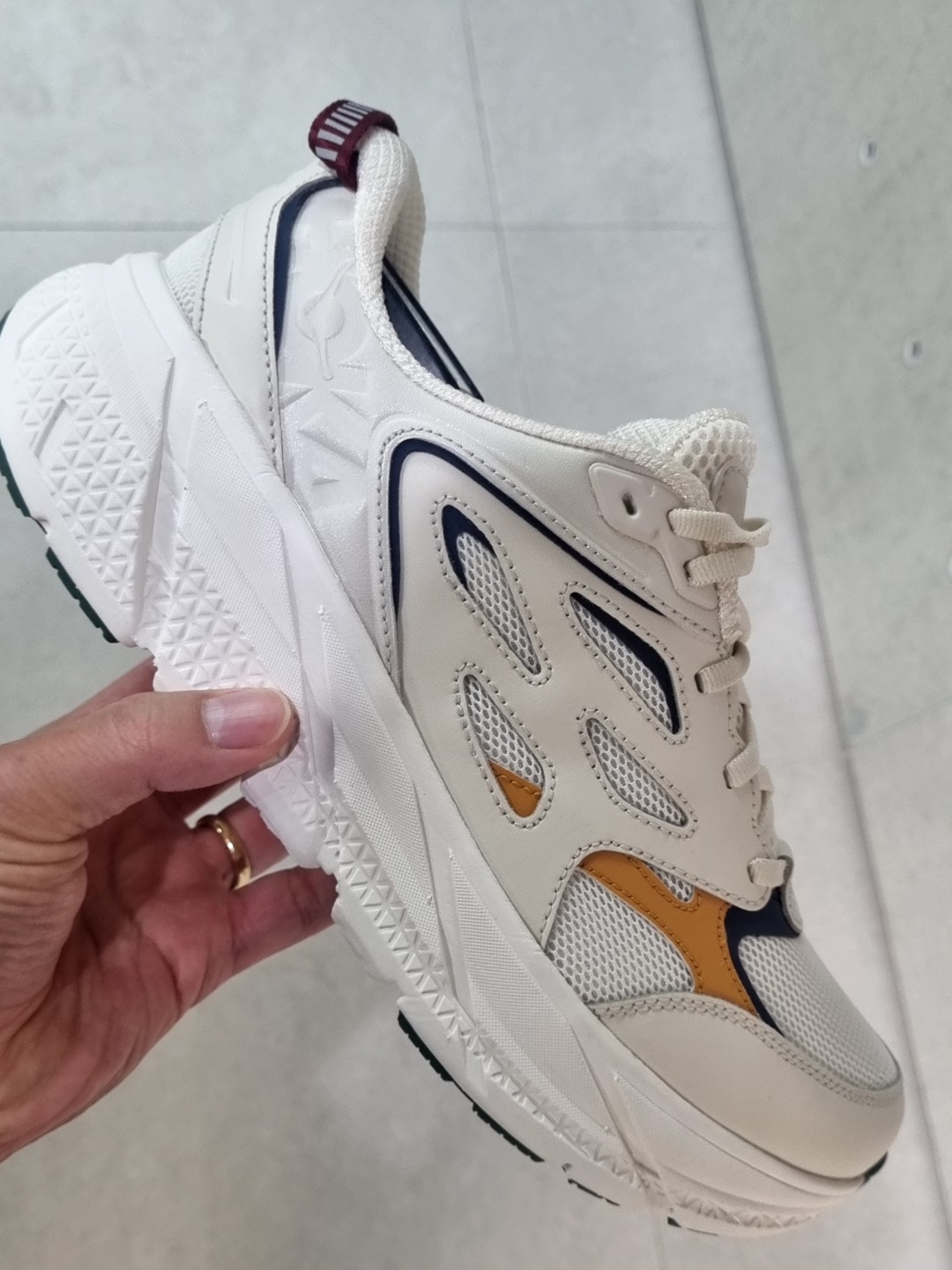Hoka Clifton L Athletics White 착용 스타일