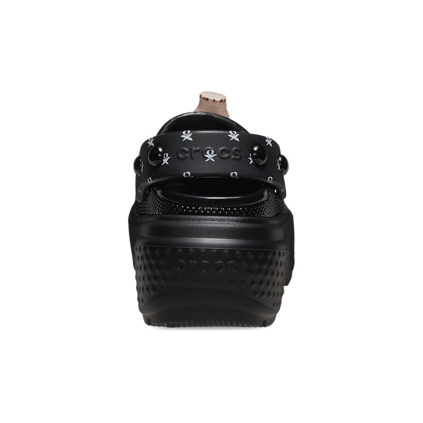 Crocs x Wednesday Stomp Clog Black 착용 스타일 - 3