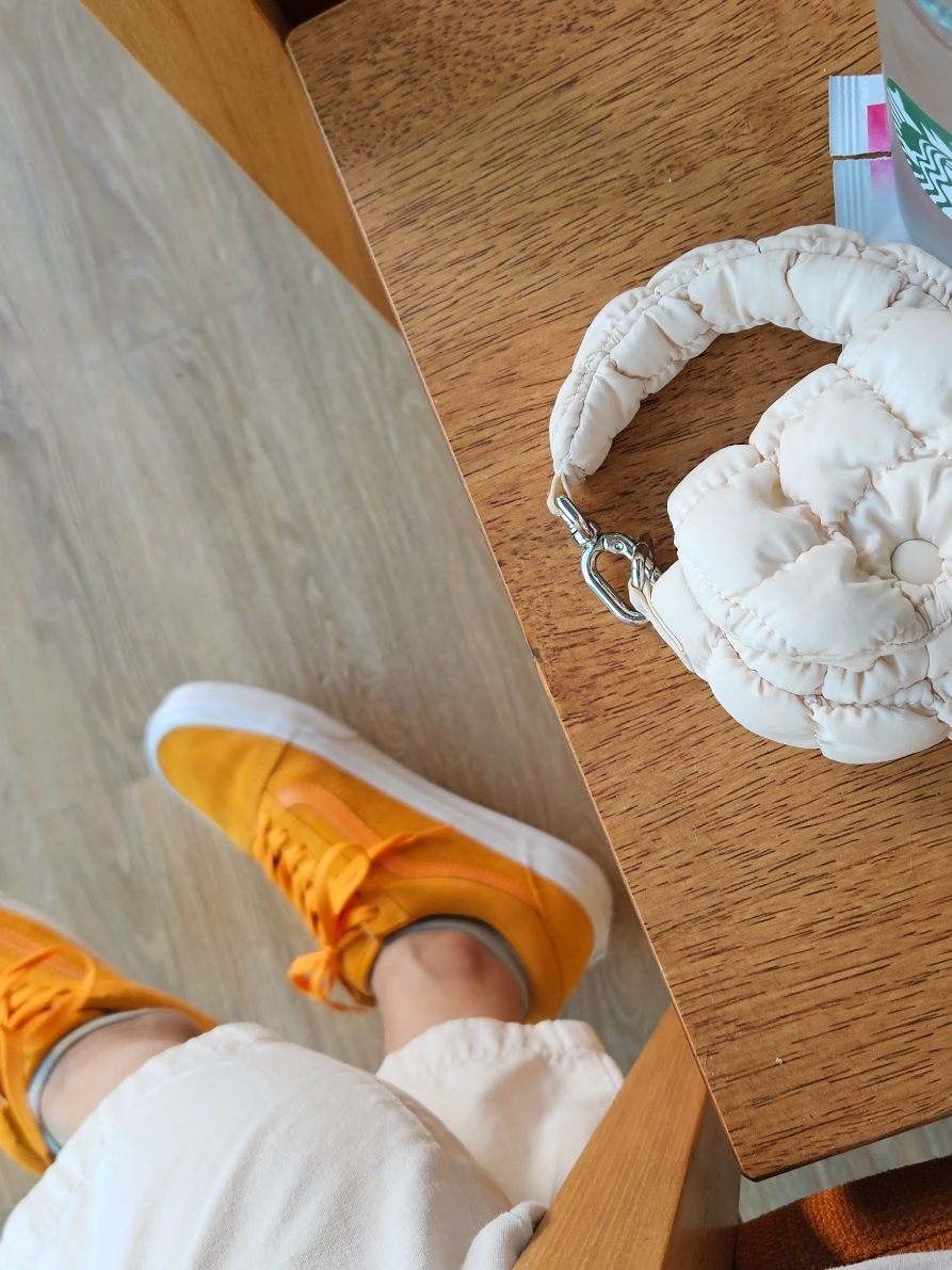 COS Quilted Nano Bag Beige, COS Quilted Micro Bag Purple 착용 스타일 - 4