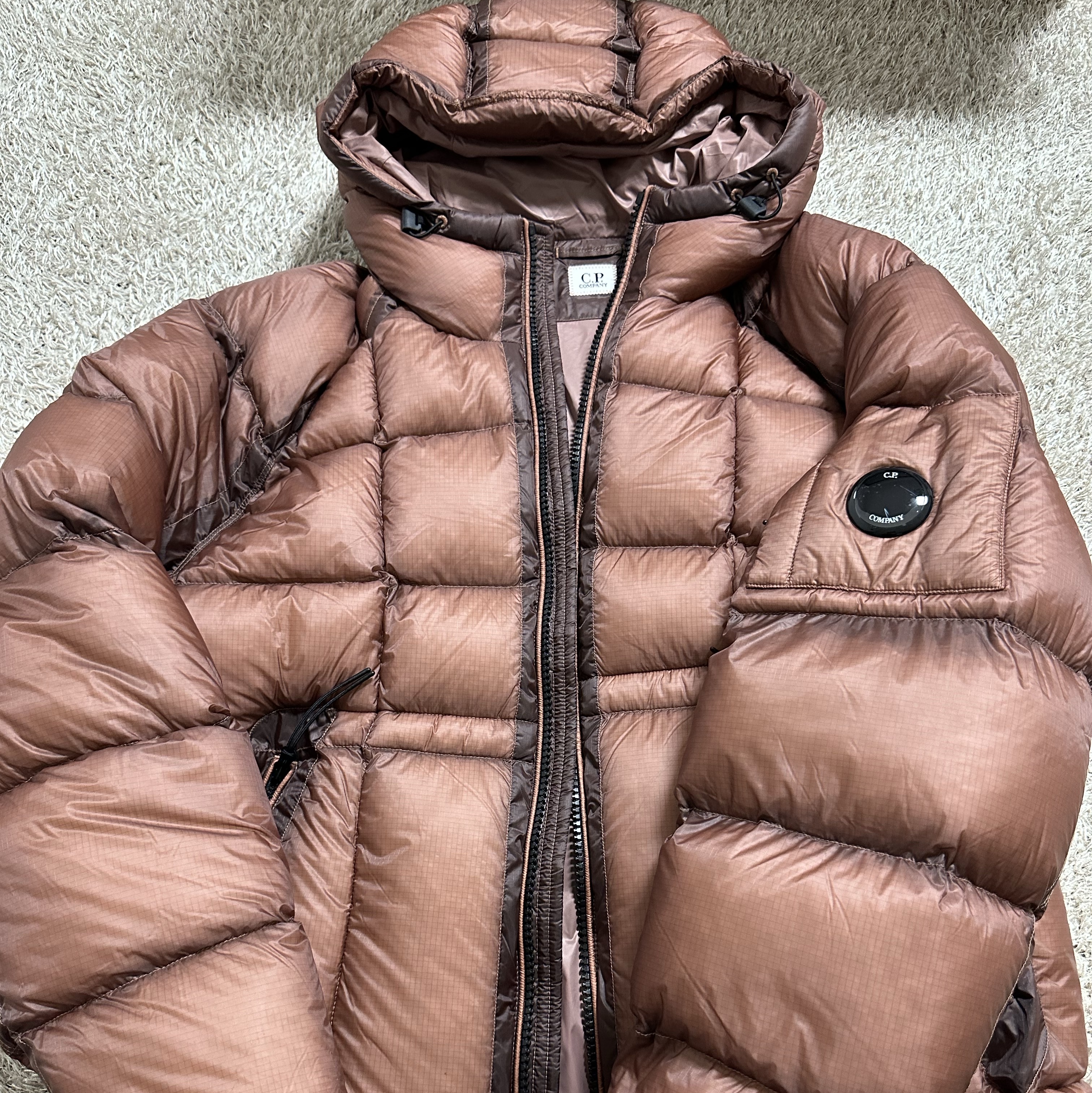 C.P. Company D.D. Shell Hooded Down Jacket Cedar Wood Pink - 23FW 착용 스타일