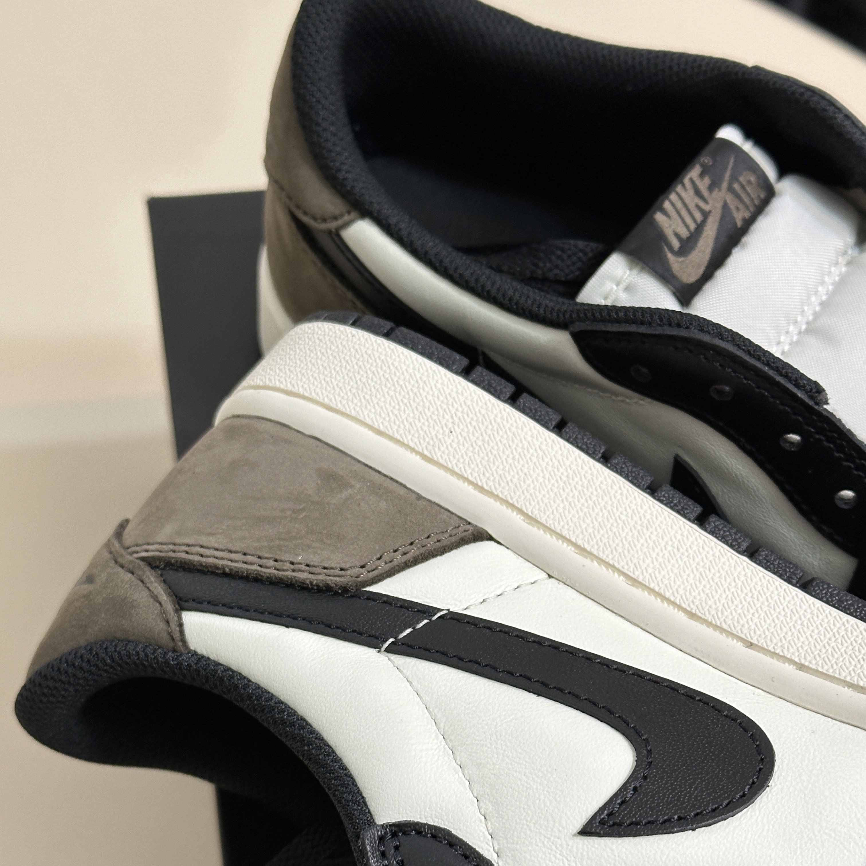 Jordan 1 Retro Low OG Mocha 착용 스타일 - 5
