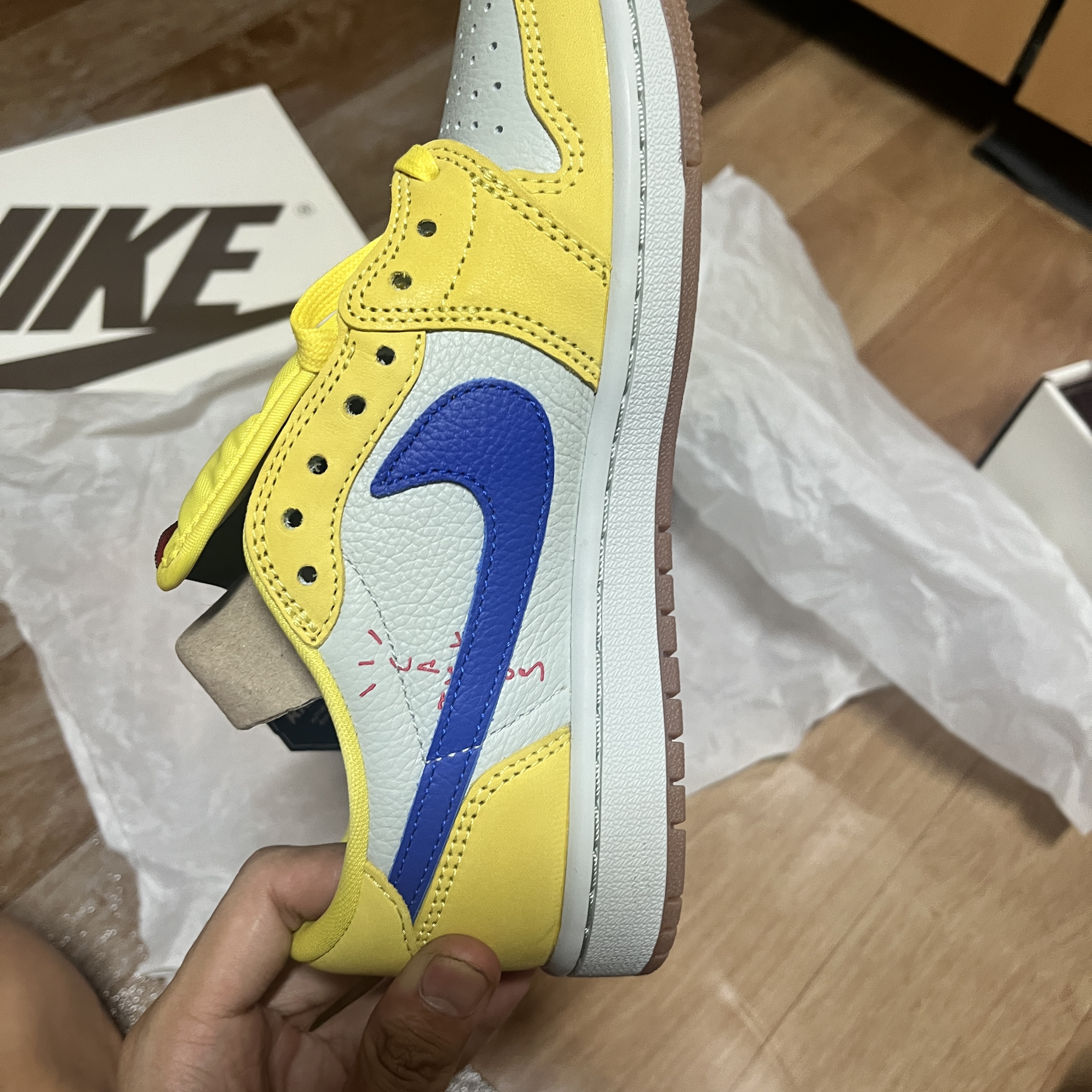 (W) Jordan 1 x Travis Scott Retro Low OG SP Canary 착용 스타일 - 3