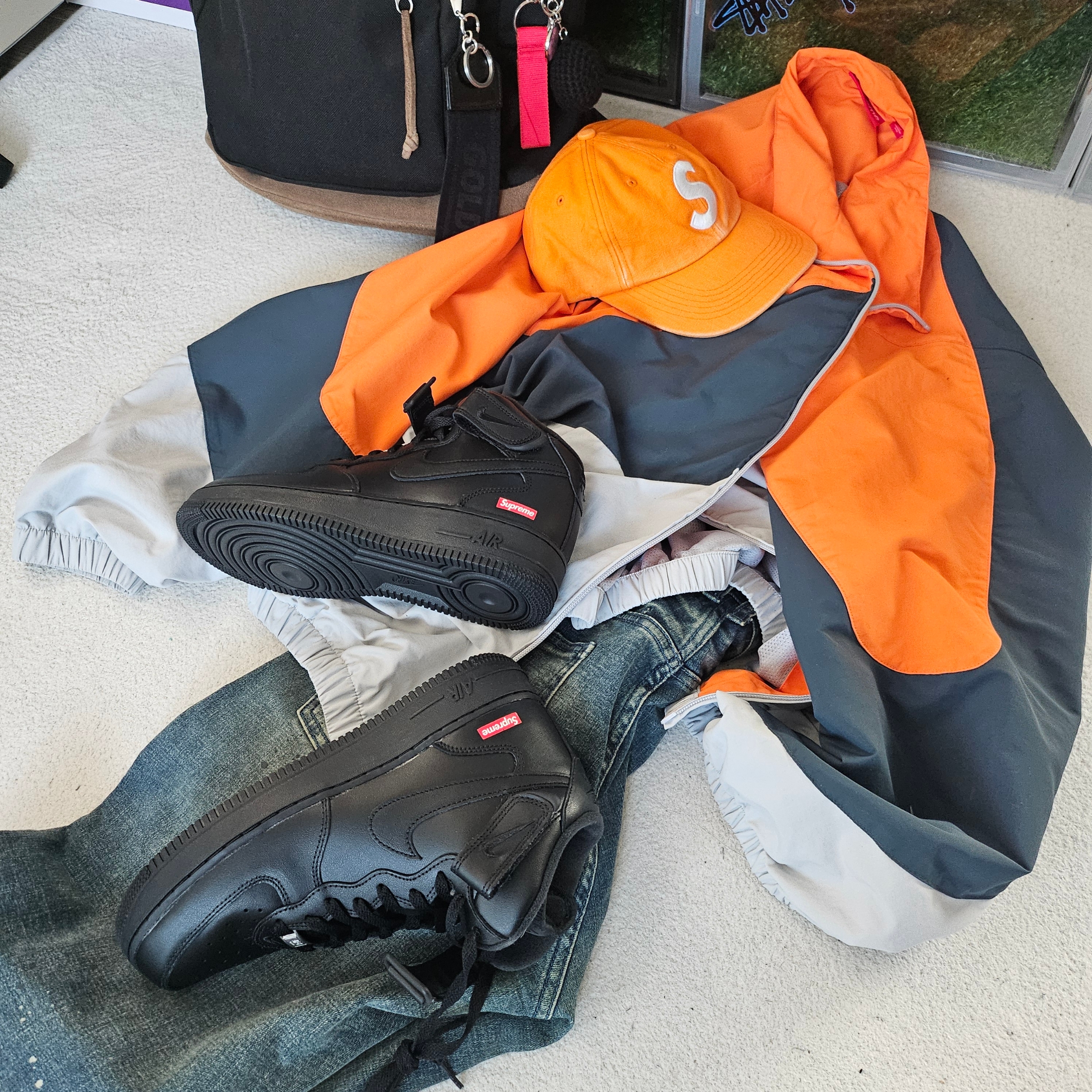 Supreme Curve Track Jacket Grey - 24SS, Supreme Pigment Canvas S Logo 6-Panel Orange - 23SS 착용 스타일 - 1