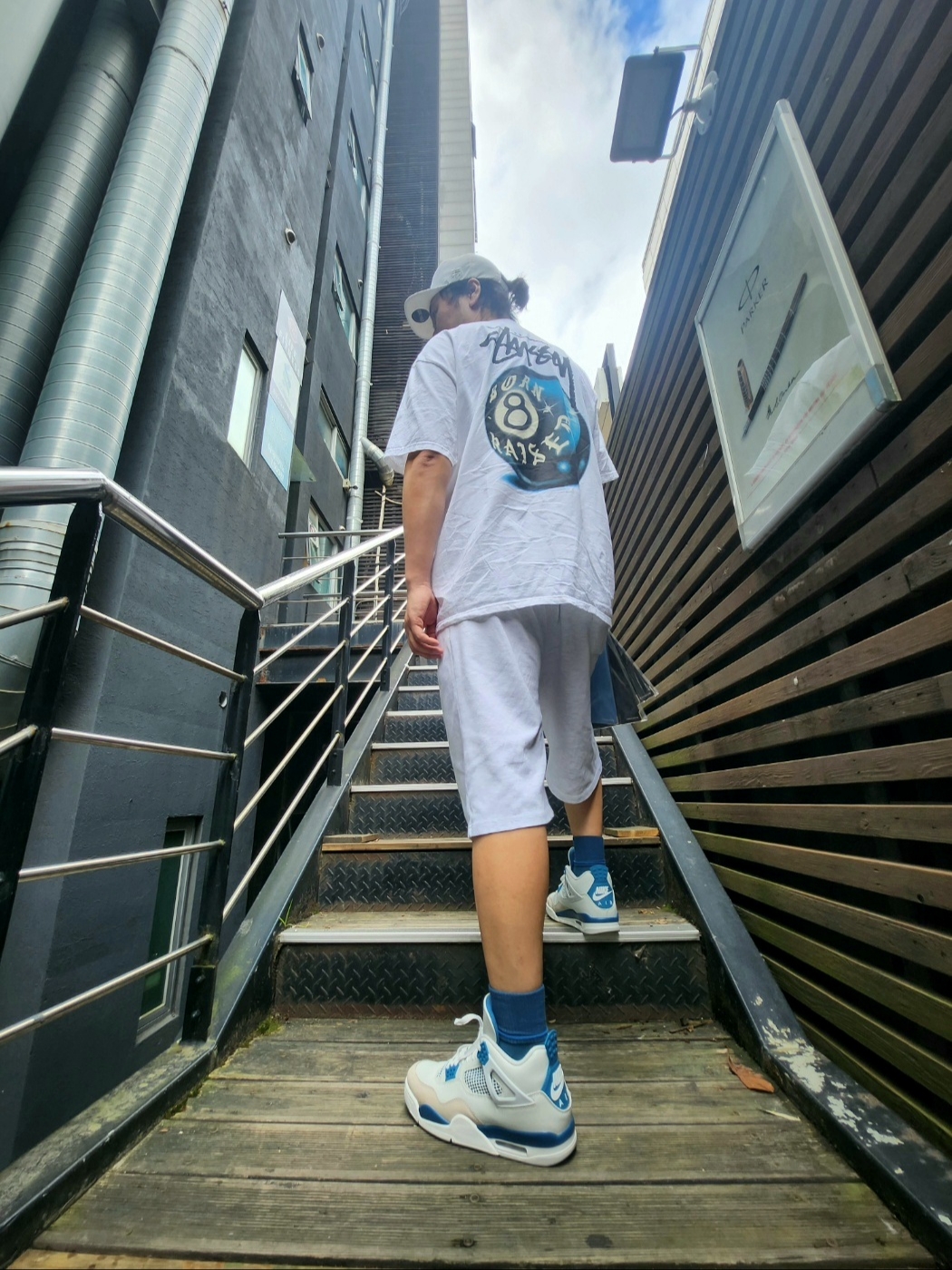 Jordan 4 Retro Industrial Blue, Stussy x Born X Raised 8 Ball T-Shirt White 착용 스타일