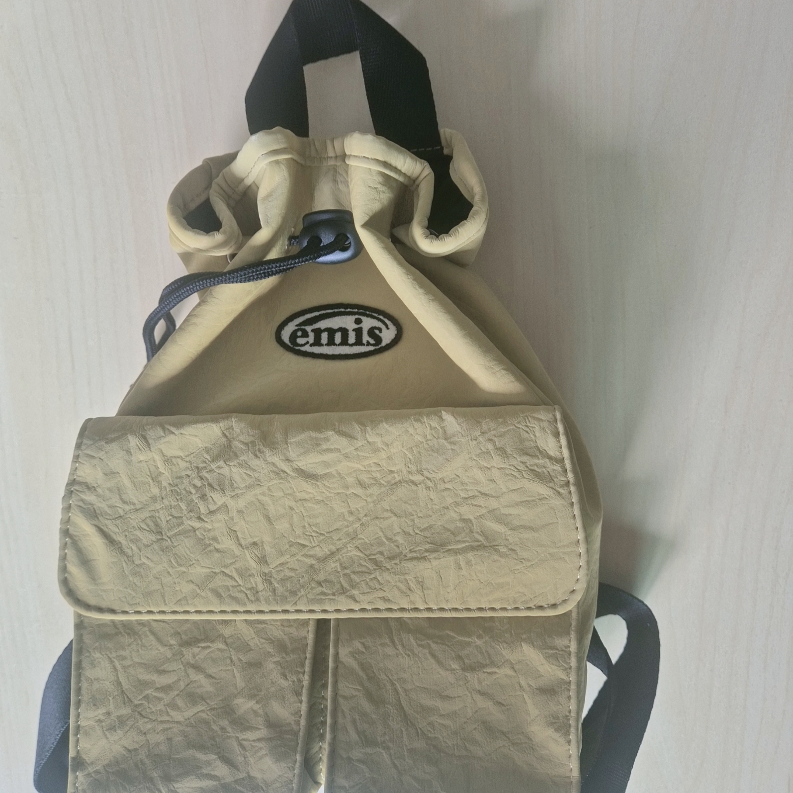 Emis Mini Wappen Pocket Backpack Mustard 착용 스타일