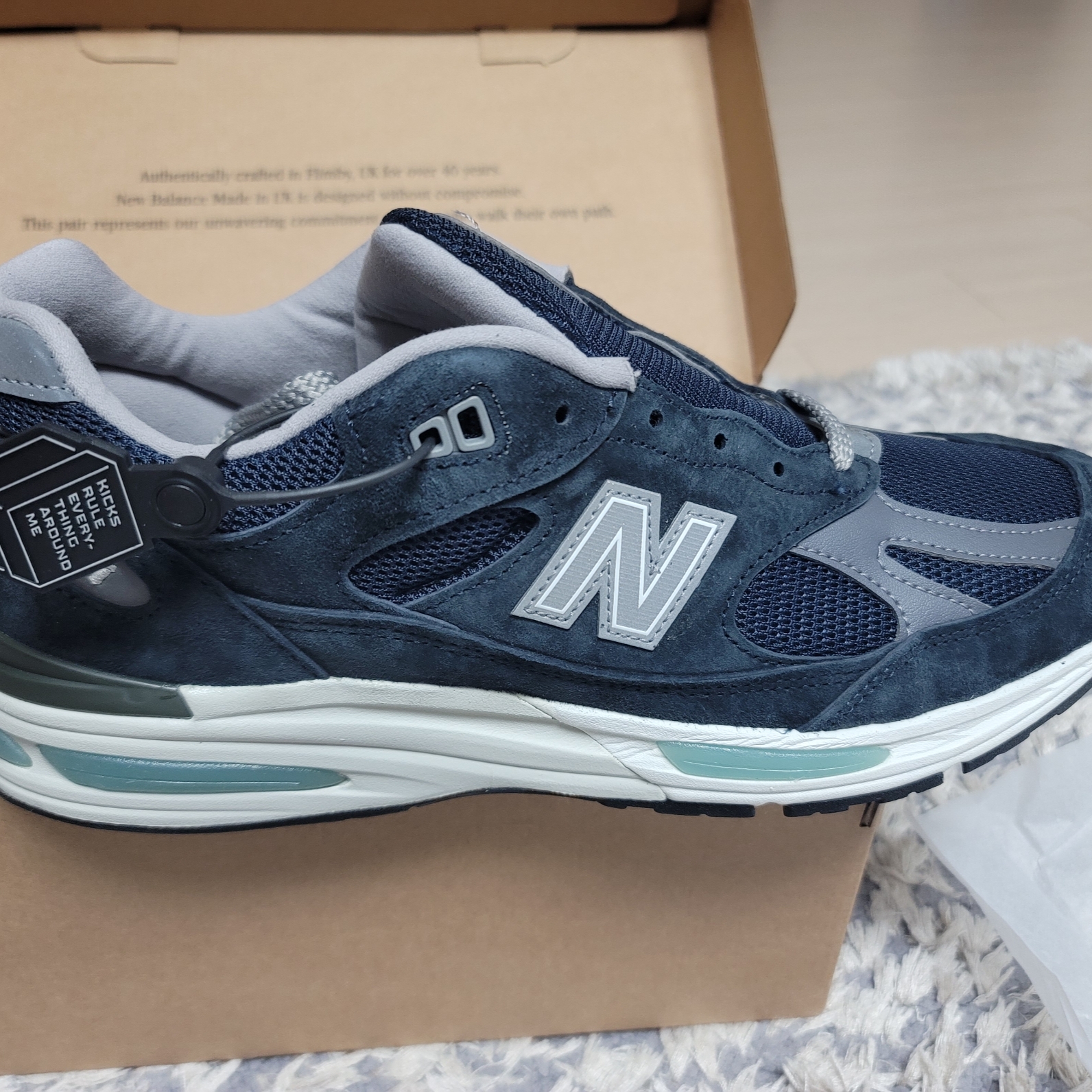New Balance 991v2 Made in UK Dark Navy Smoked Pearl 착용 스타일