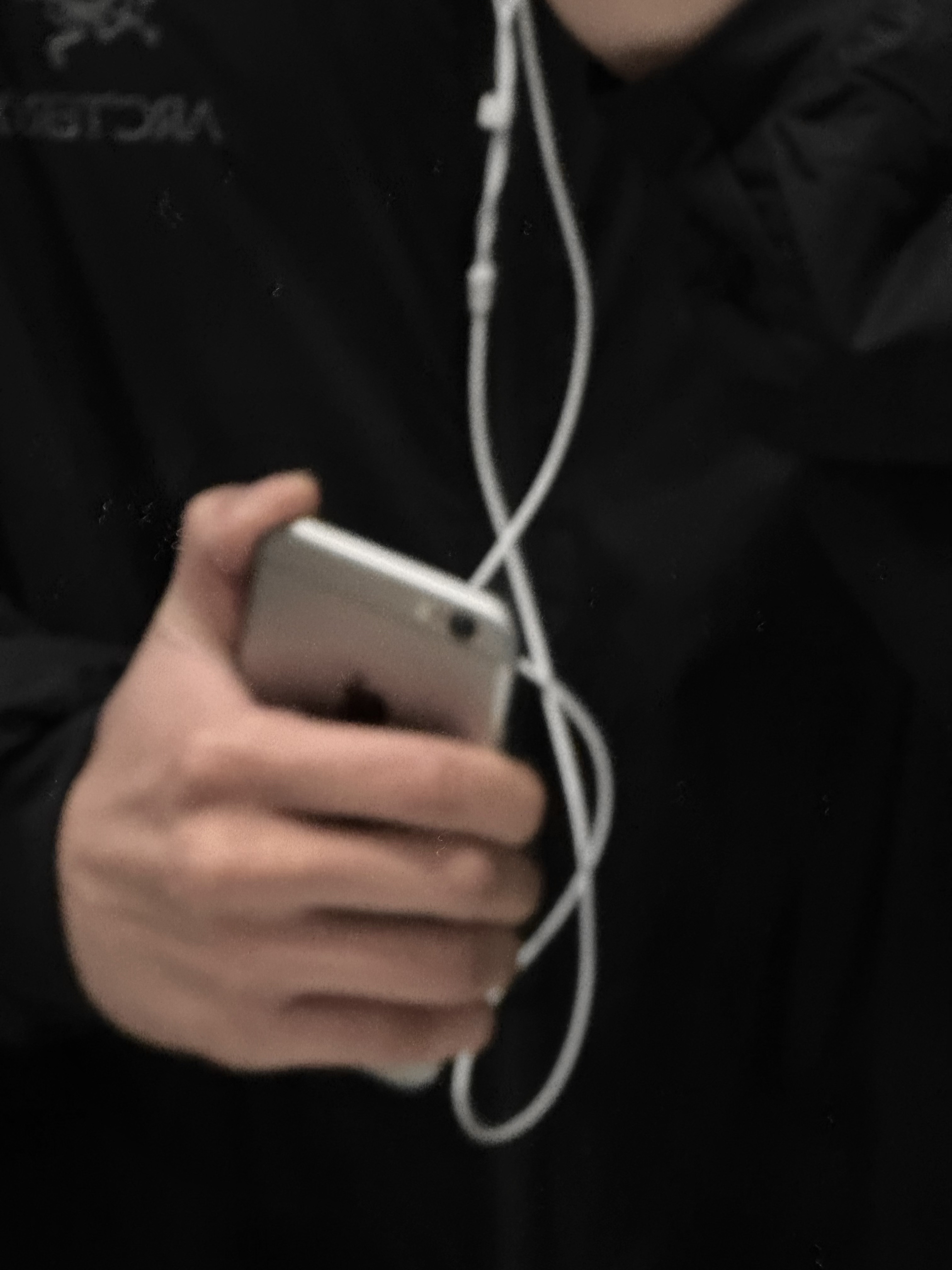 Arc'teryx Atom Jacket Black 착용 스타일