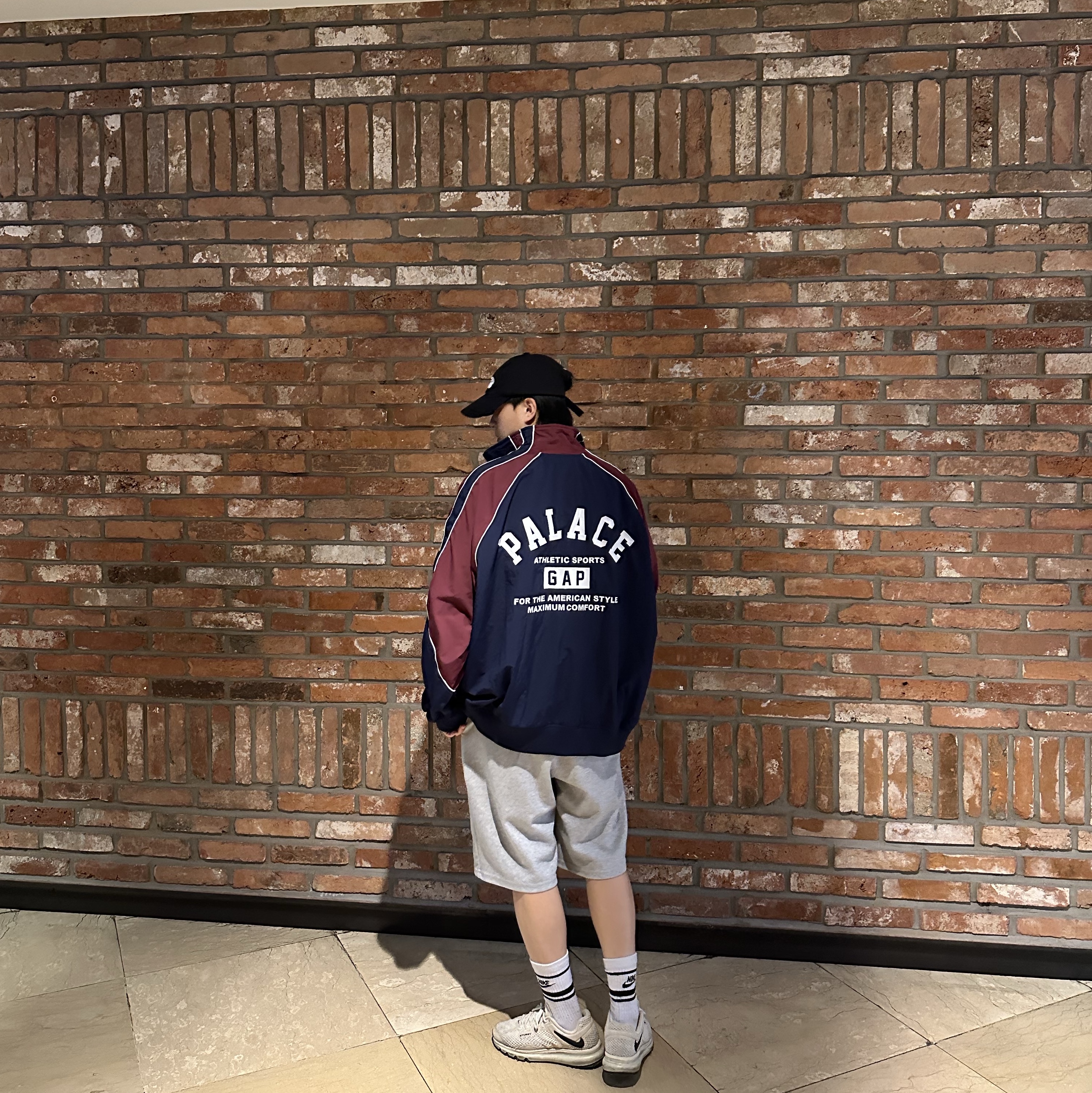 Palace x Gap Nylon Track Top Navy Red - 24SS, Emis New Logo Emis Cap Black 착용 스타일 - 3