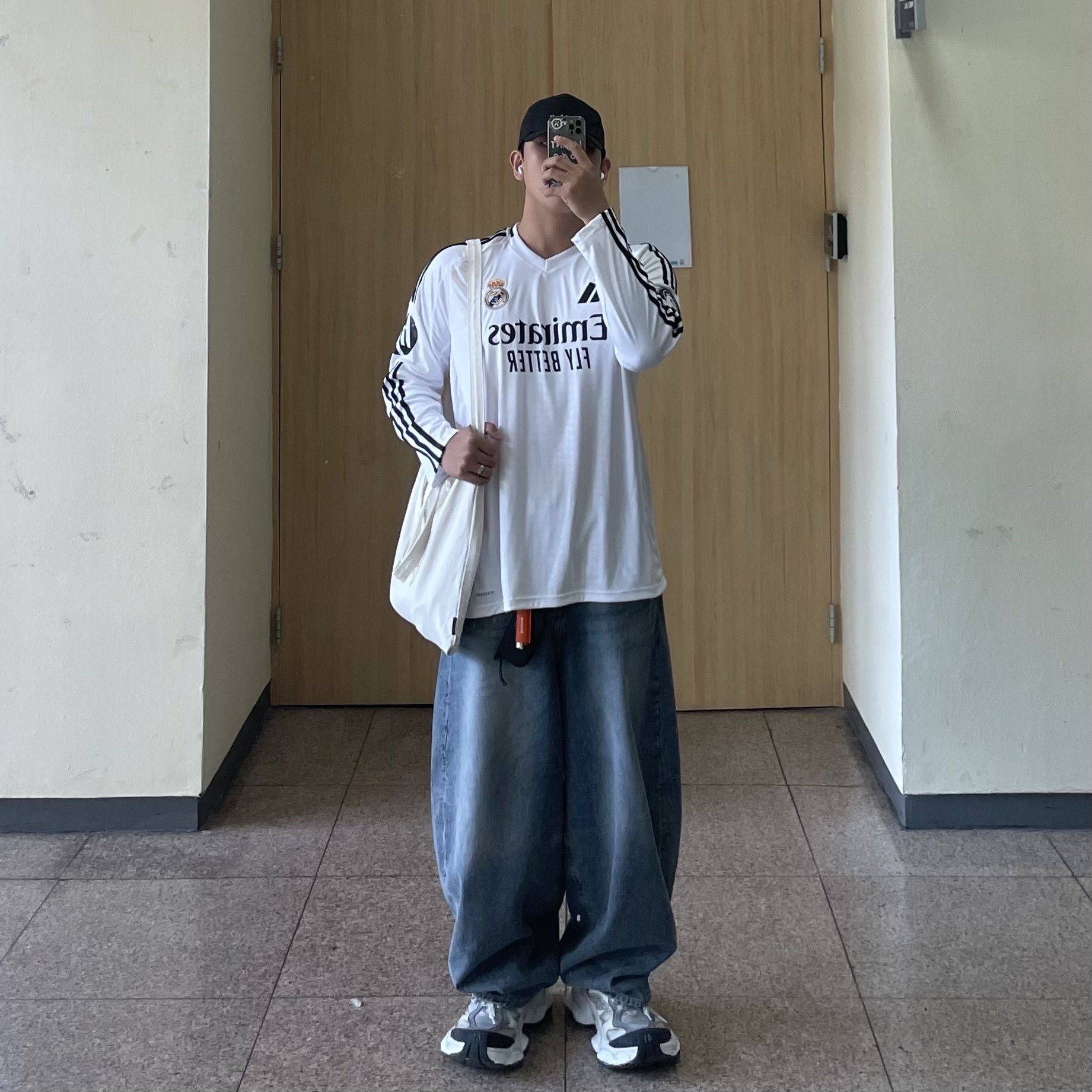 Adidas Real Madrid 2024/25 Home Long Sleeve Jersey White - KR Sizing (Non Marking Ver.), Balenciaga Cargo Sneakers White Grey 착용 스타일 - 2
