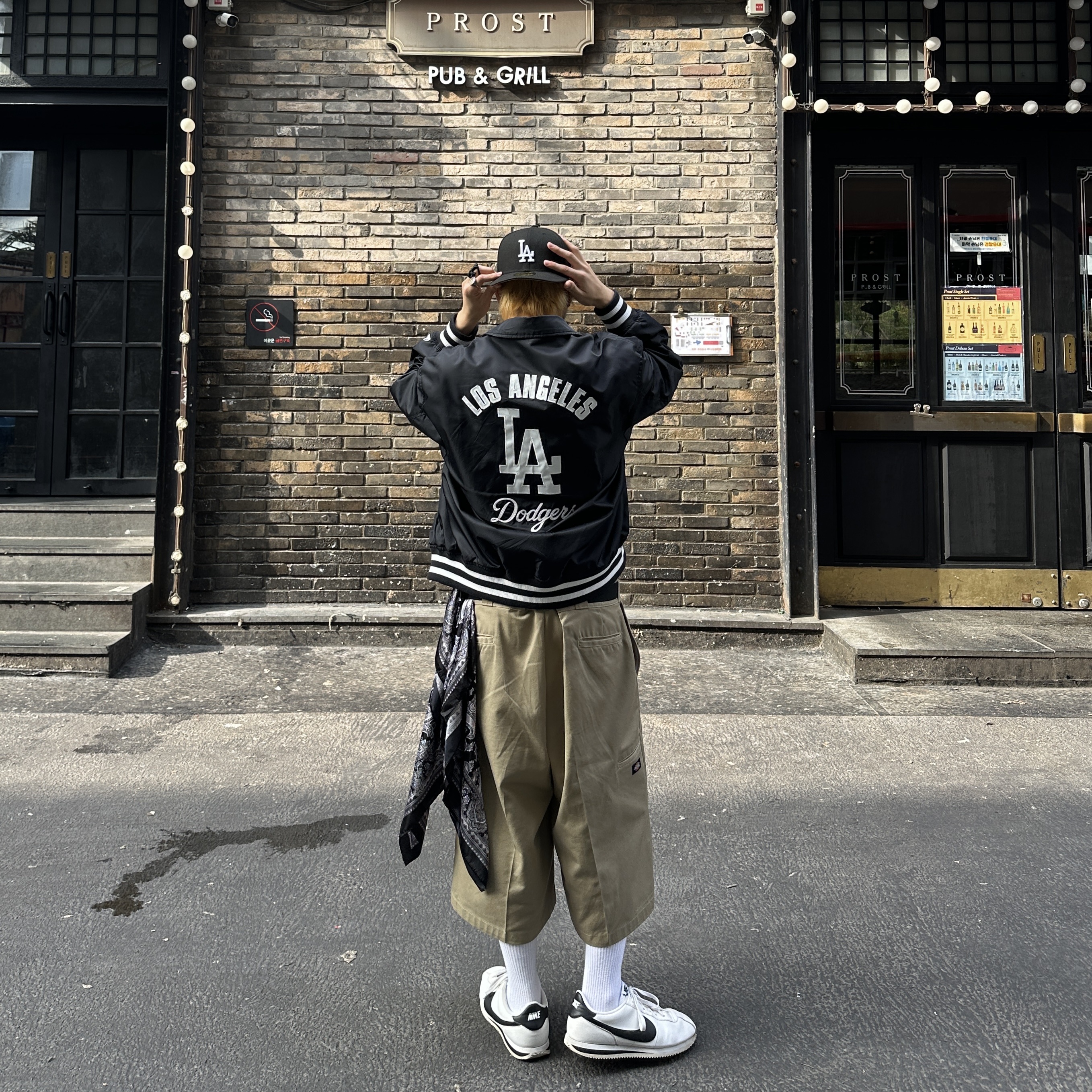 Nike Cortez White Black, Dickies Loose Fit 13 Inch Flat Front Work Shorts Khaki 착용 스타일 - 2