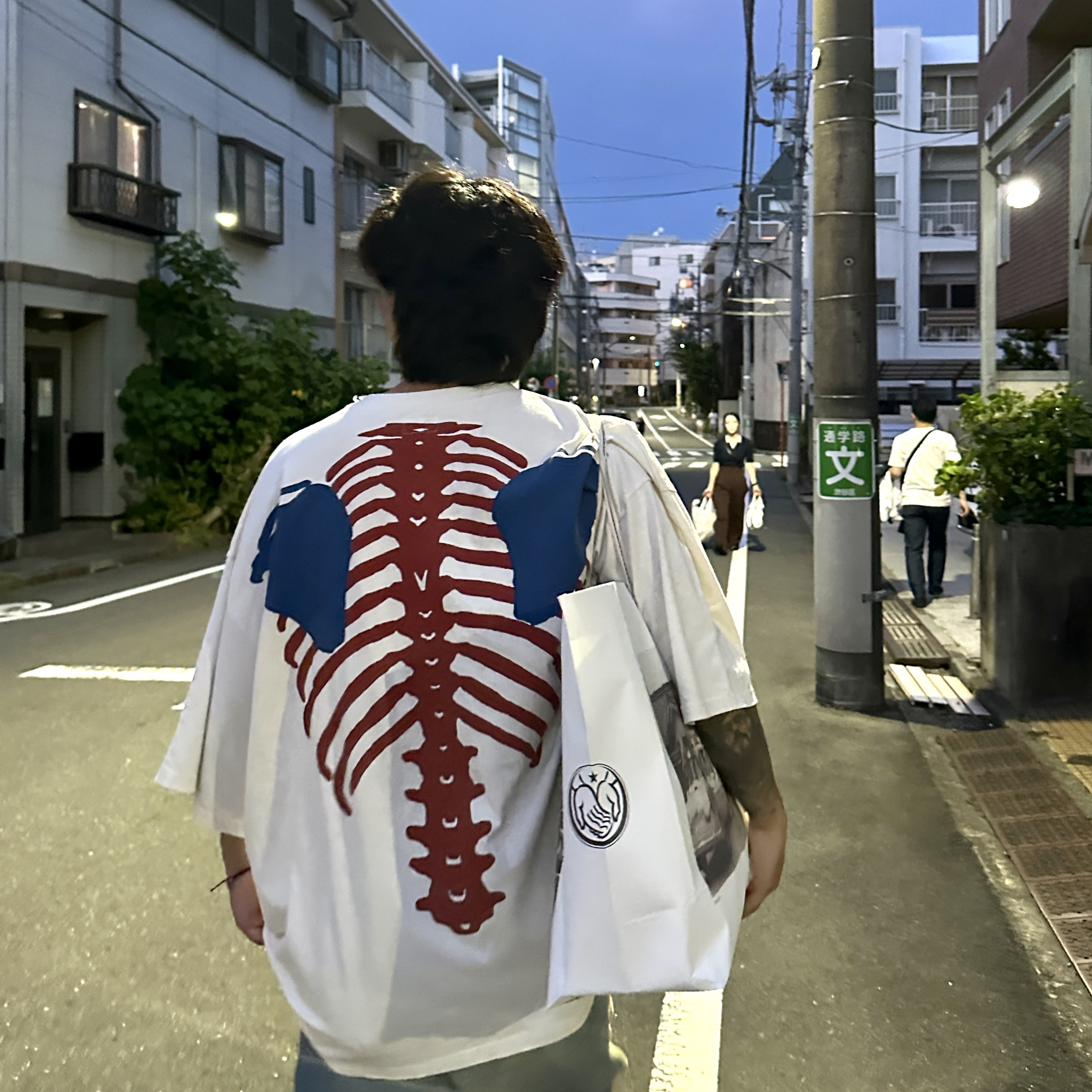 Kapital Cotton Sheeting Two Tone Big Pocket Bone T-Shirt Tricolor, Kapital 14 oz. Denim 5P Bone Embroidery Short Pants Indigo (Processing) 착용 스타일 - 1
