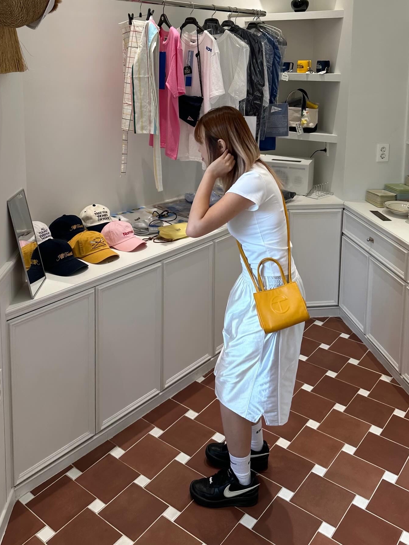 Telfar Small Shopping Bag Mustard, Nike x Ambush Air Force 1 Low SP Black 착용 스타일 - 1
