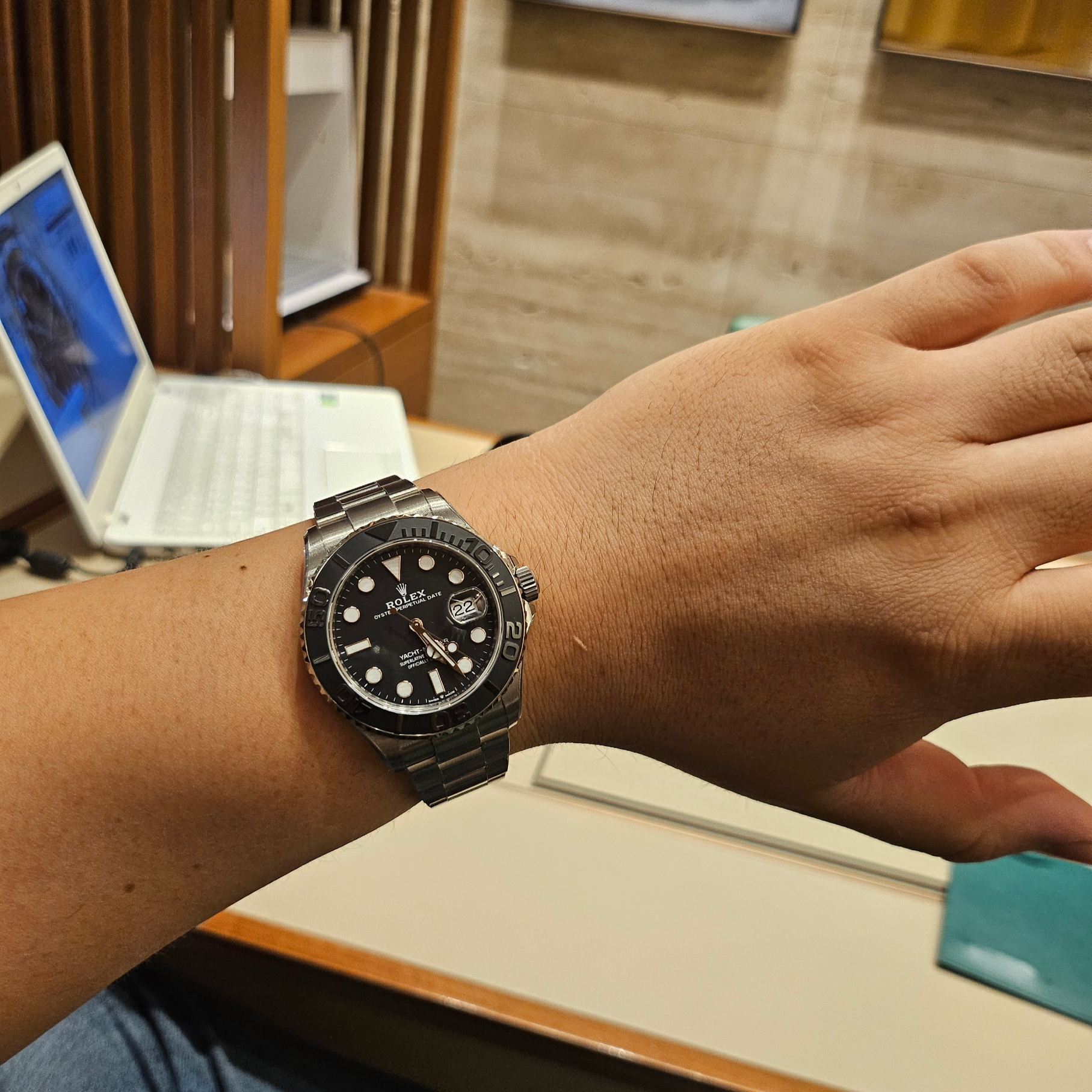Rolex Yacht-Master 42mm 226627 Black Oyster 착용 스타일 - 2
