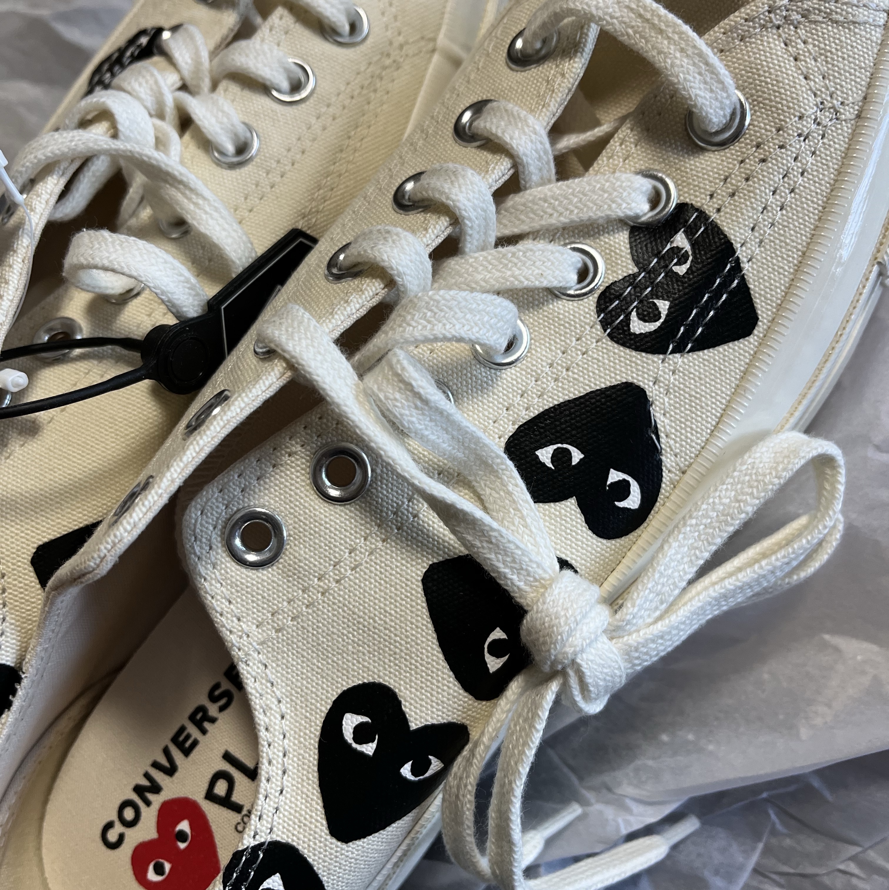 Converse x Play Comme des Garcons Chuck 70 Ox Multi Heart Egret 착용 스타일 - 1