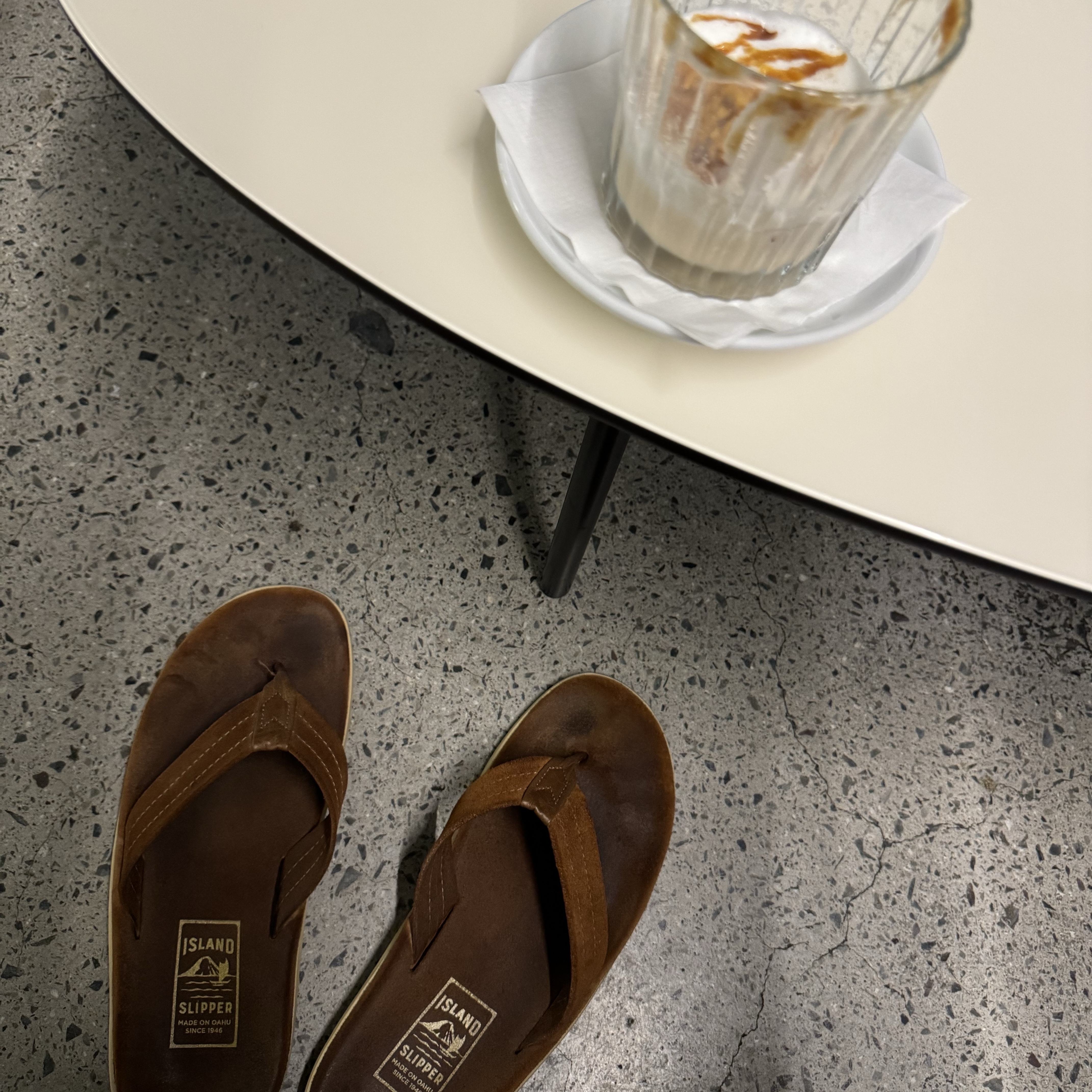 Island Slipper Classic Ultimate Suede Peanut Cognac 착용 스타일