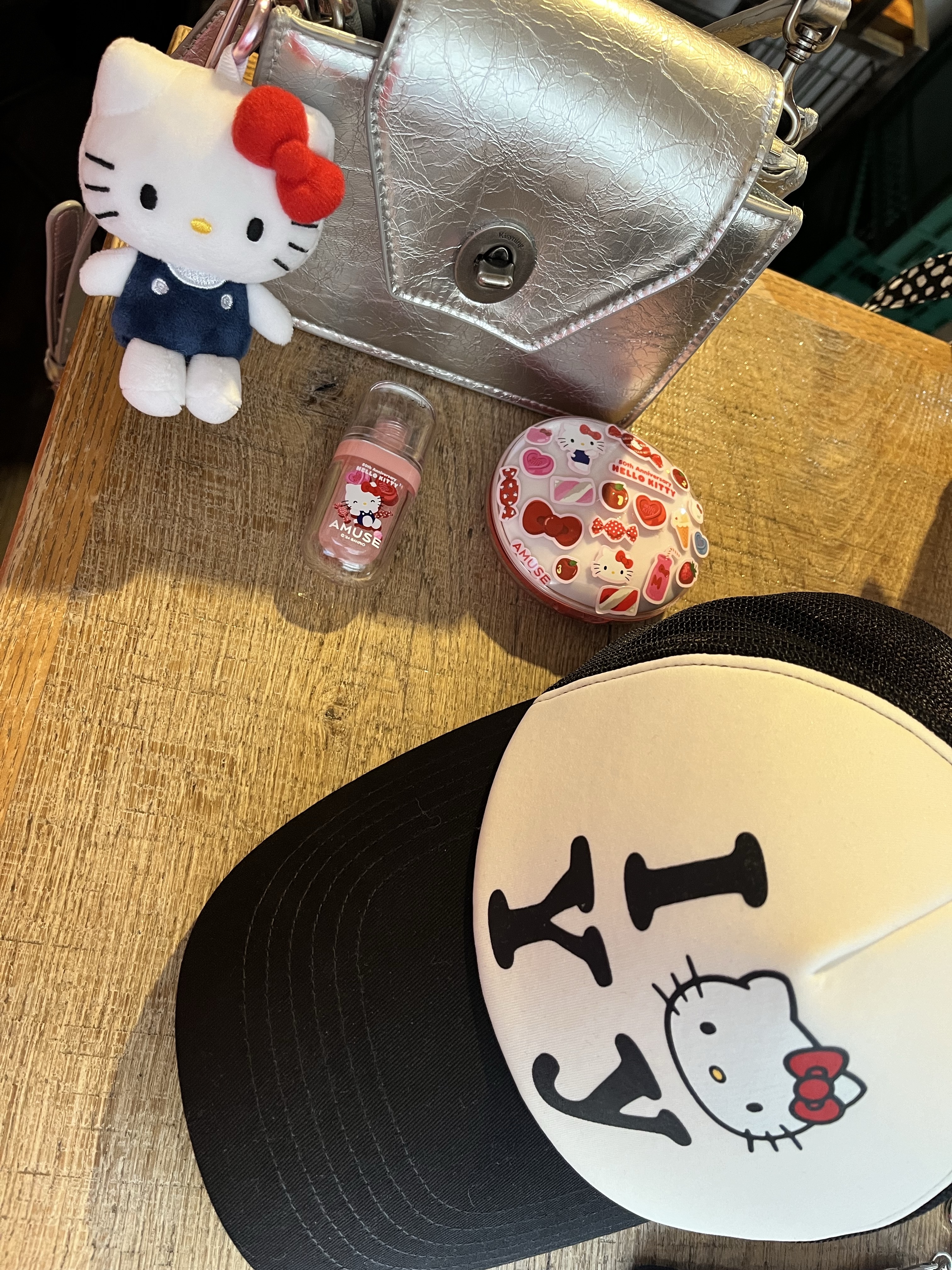 Open Yy x Hello Kitty Trucker Cap Black, Sanrio Hello Kitty Mini Mascot Holder 착용 스타일