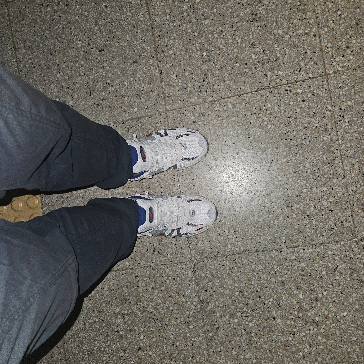 Nike V2K Run Metallic Silver Gym Red 착용 스타일 - 2