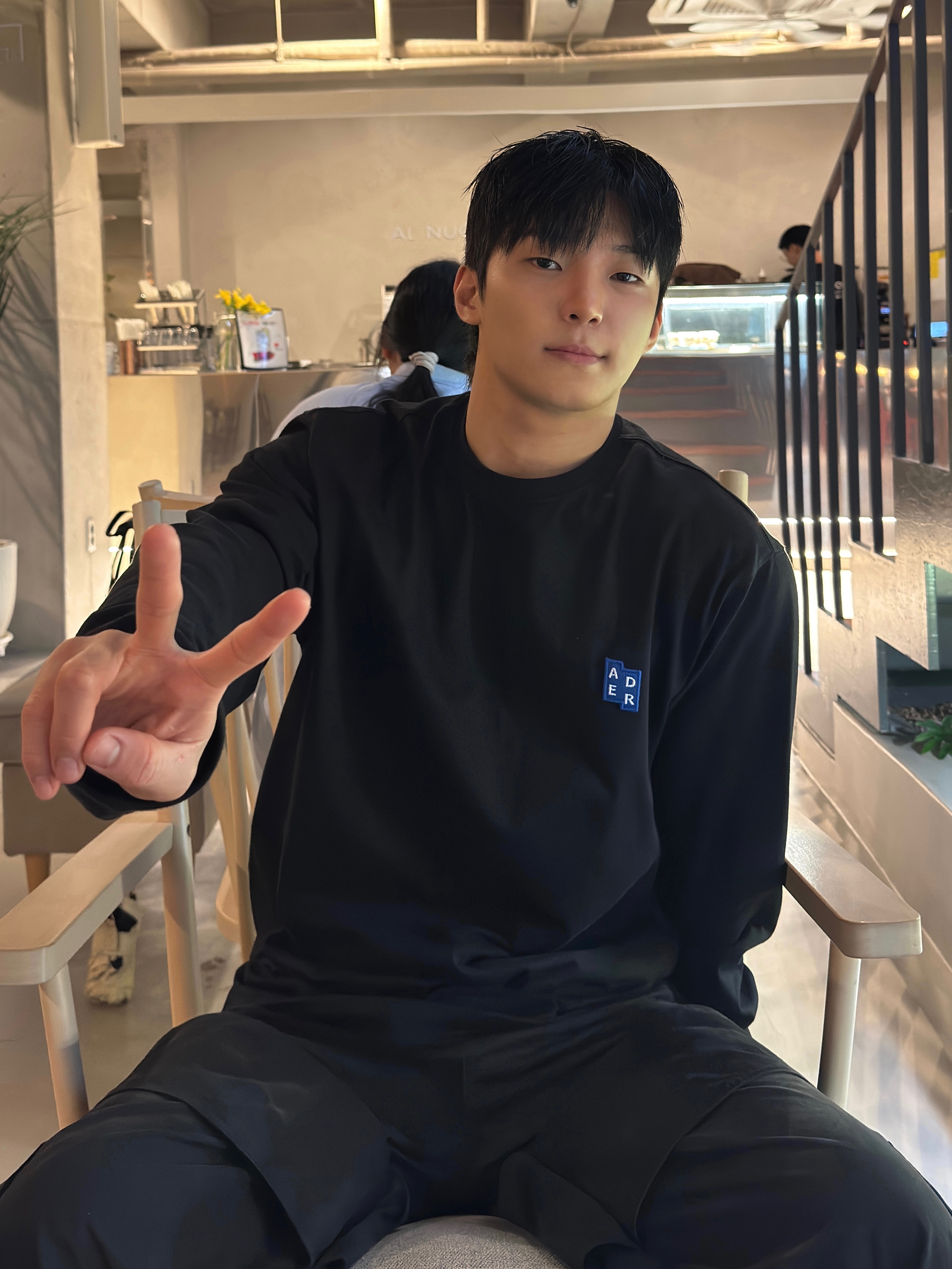 Ader Error Sig; TRS/BL Tag LS T-Shirt 01 Black 착용 스타일