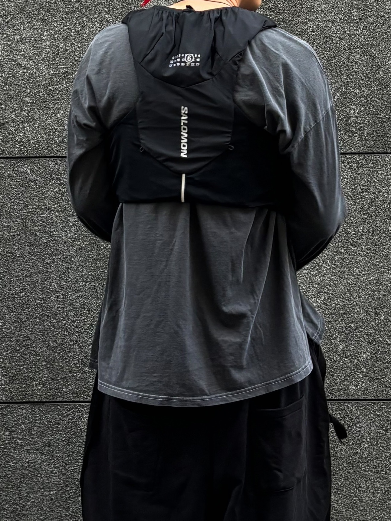 Salomon x MM6 Maison Margiela Gilet Black, Balenciaga 10XL Sneakers White Grey Silver Black 착용 스타일 - 2