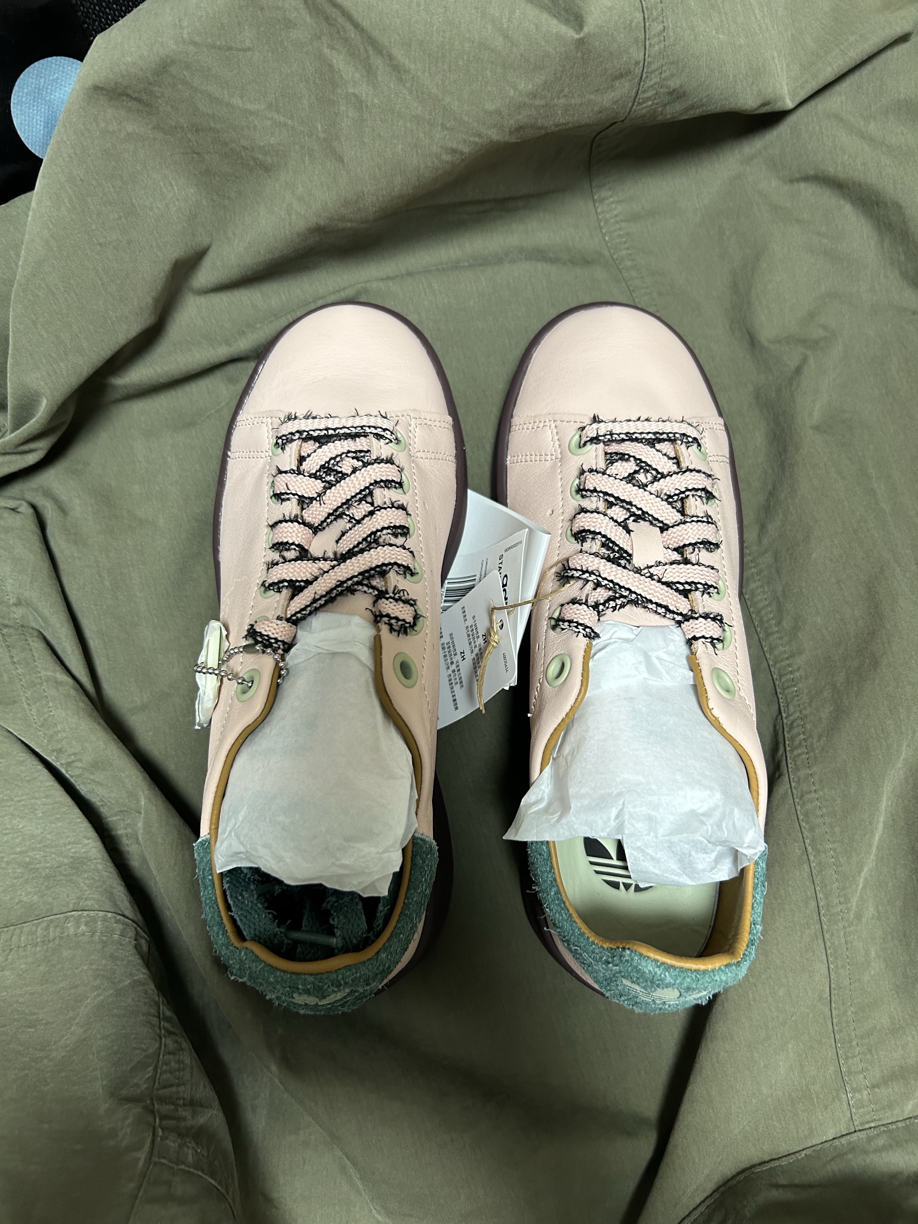 Adidas x Brain Dead Stan Smith Vapour Pink Core Black 착용 스타일