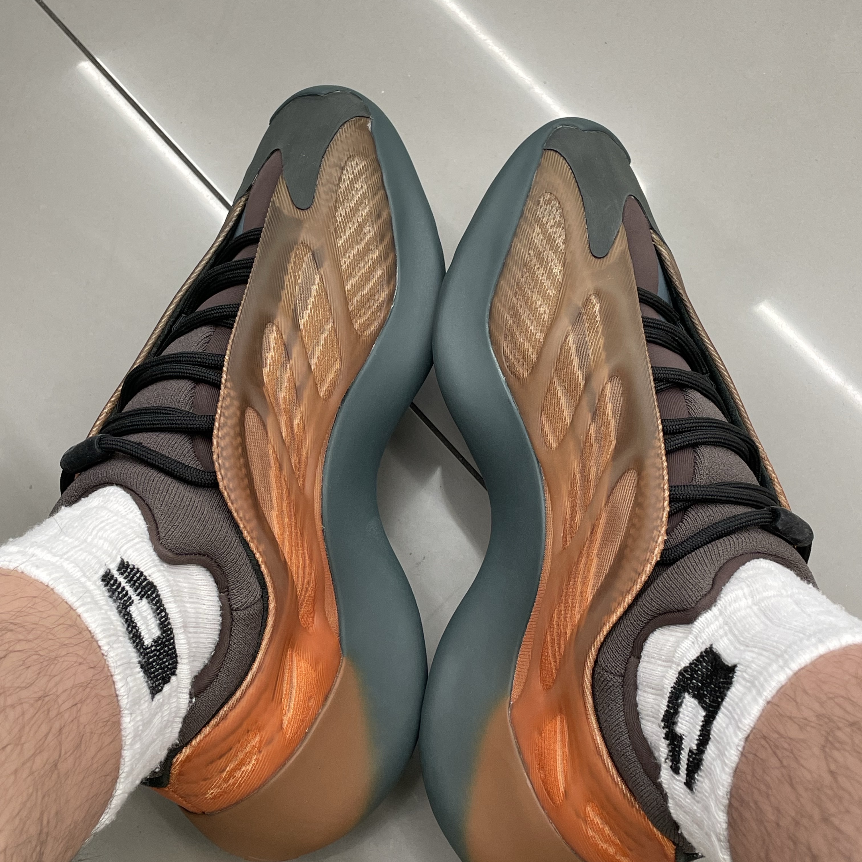 Adidas Yeezy 700 V3 Copper Fade 착용 스타일