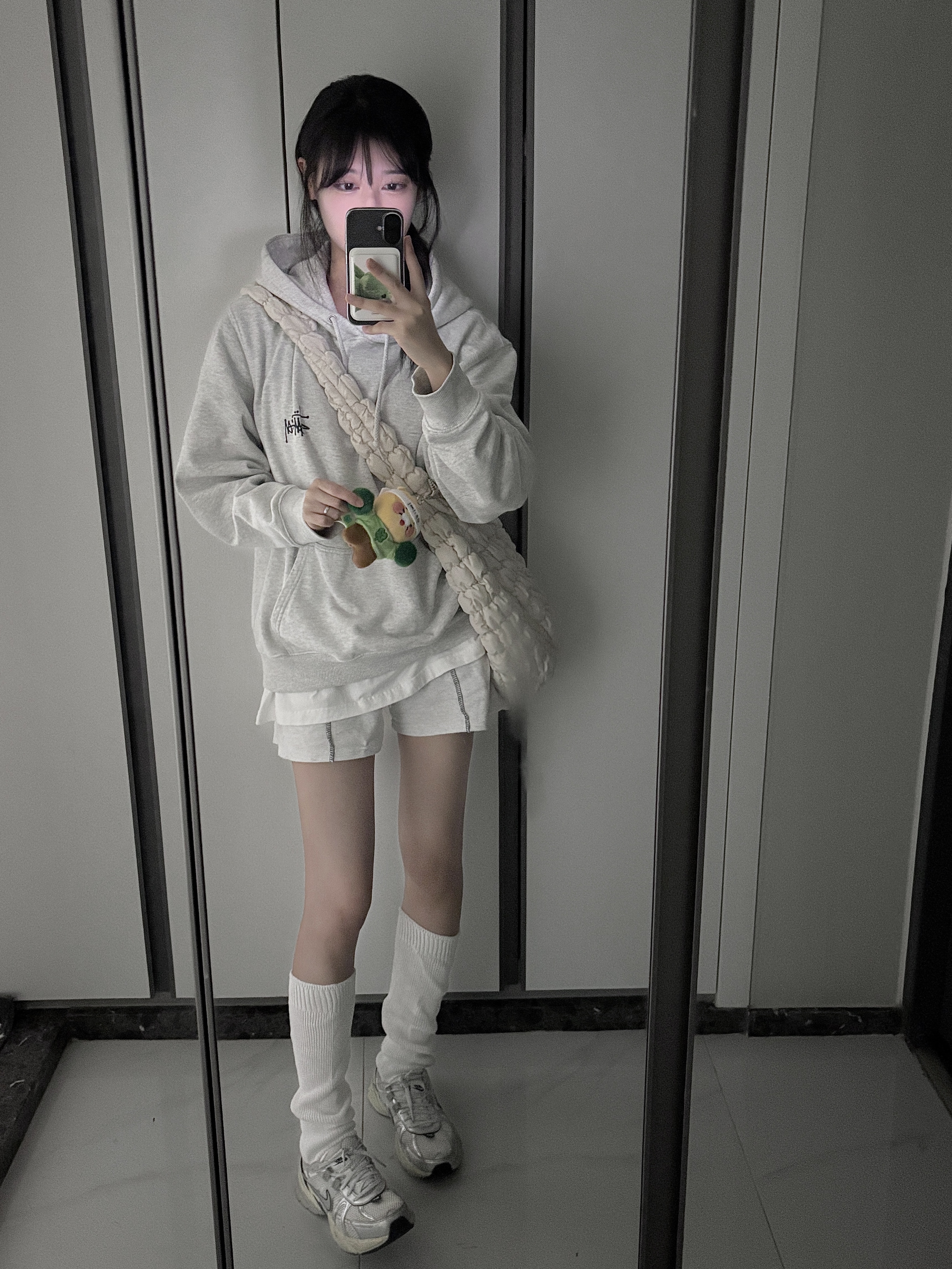 Nike V2K Run Summit White Metallic Silver, COS Quilted Oversized Shoulder Bag Off White Light Beige 착용 스타일