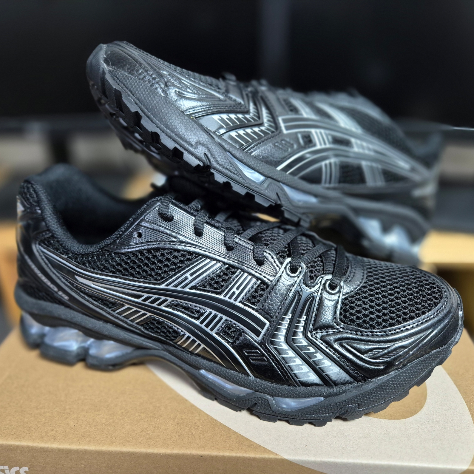 Asics Gel-Kayano 14 Black Pure Silver 착용 스타일