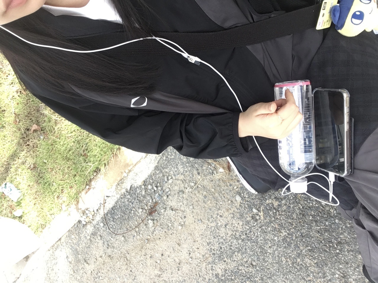 (W) Mischief FW Color Blocked Windbreaker Black, NewJeans x Coller Rabbit String Bag Snow White 착용 스타일 - 1