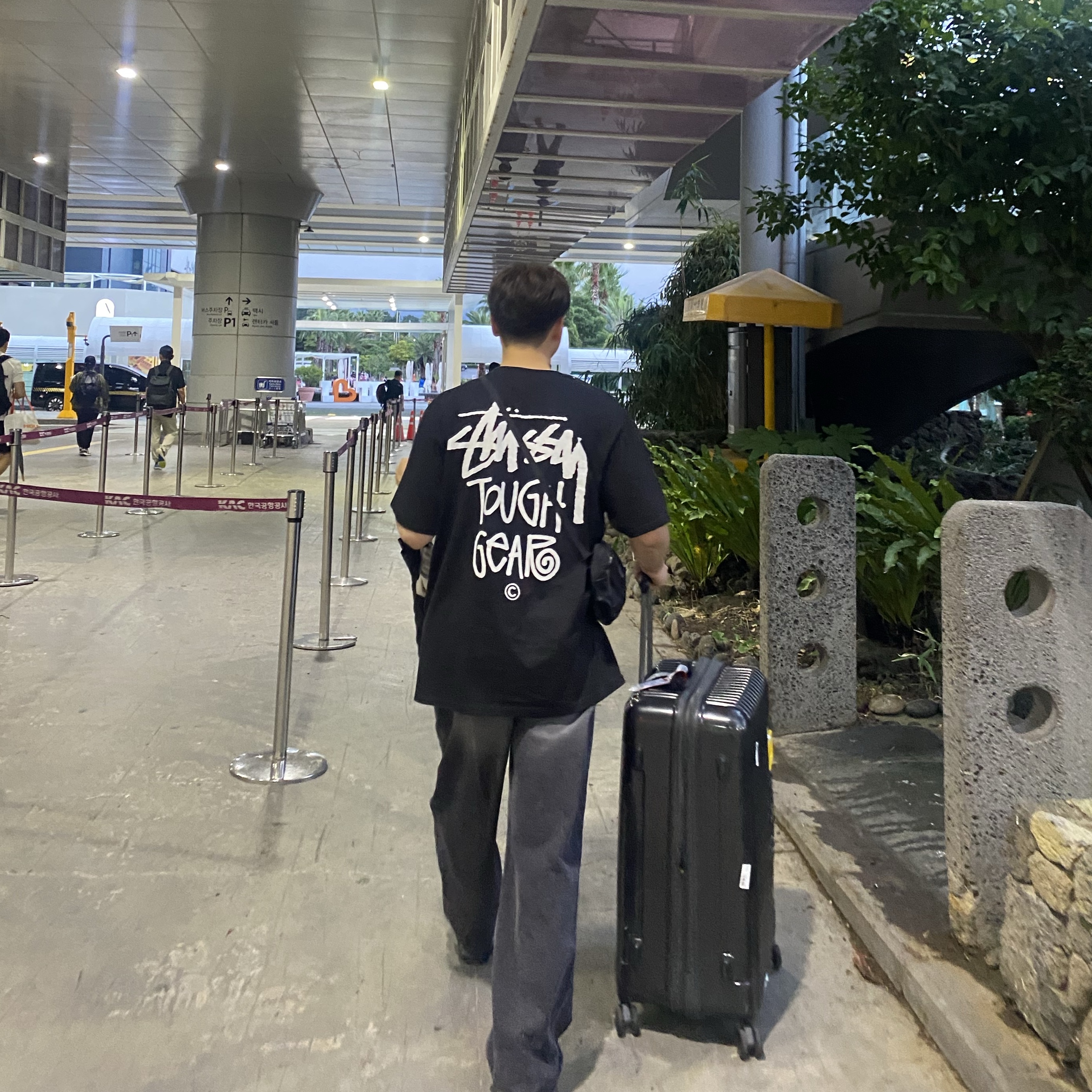 Stussy Tough Gear T-Shirt Black, Arc'teryx Heliad 6 Crossbody Bag Black 착용 스타일 - 2