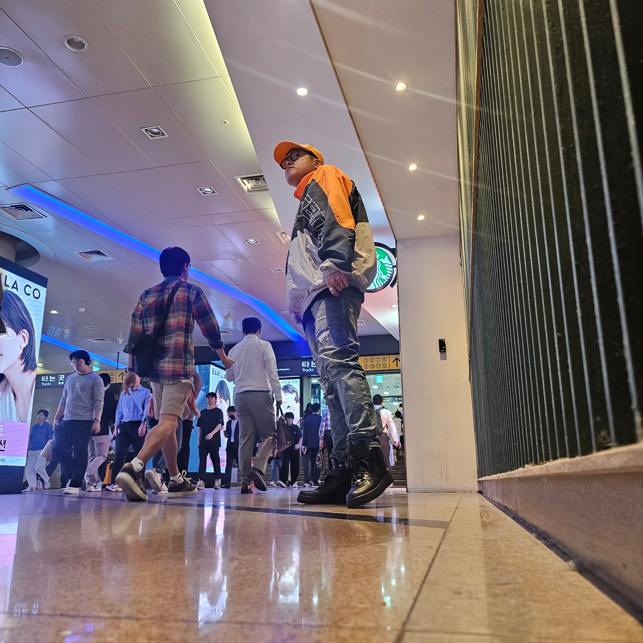 Supreme Pigment Canvas S Logo 6-Panel Orange - 23SS, Supreme Curve Track Jacket Grey - 24SS 착용 스타일 - 2