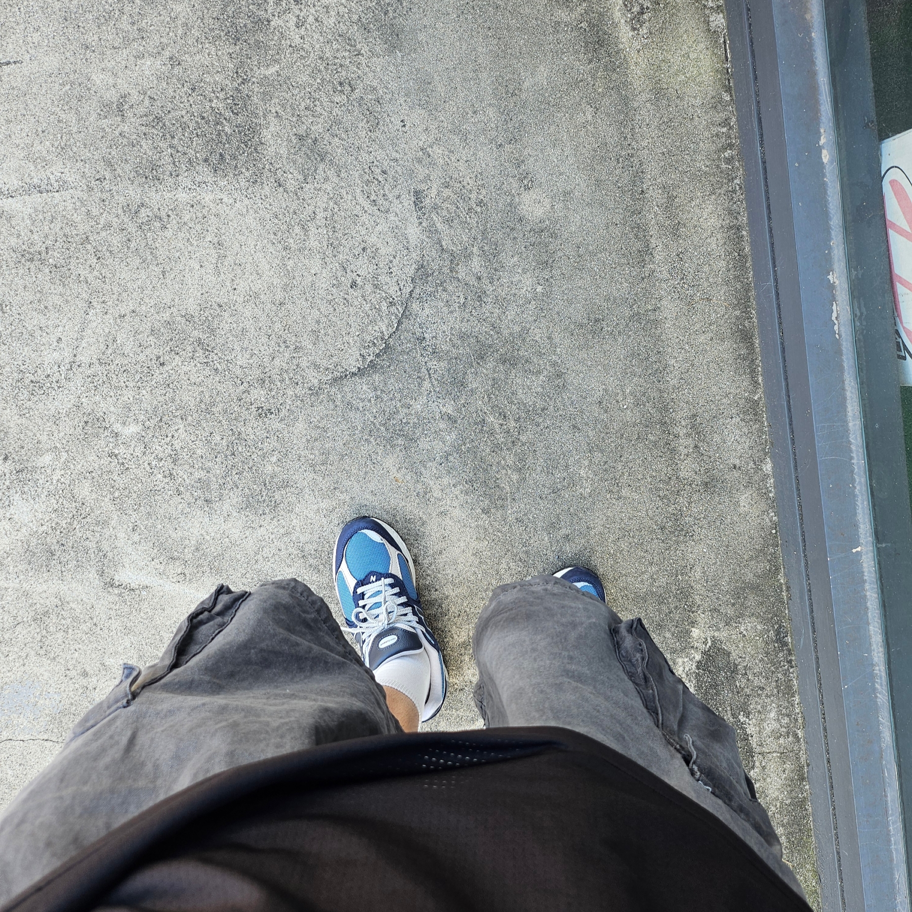 New Balance 2002R Dark Navy 착용 스타일