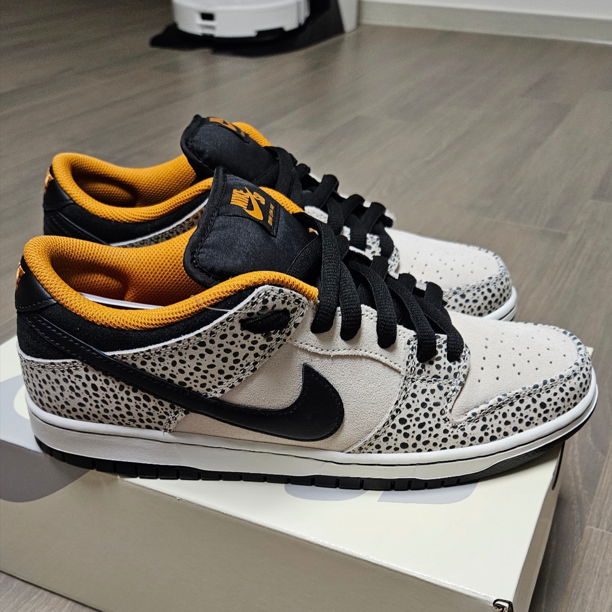 Nike SB Dunk Low Pro Electric Phantom and Black 착용 스타일 - 3