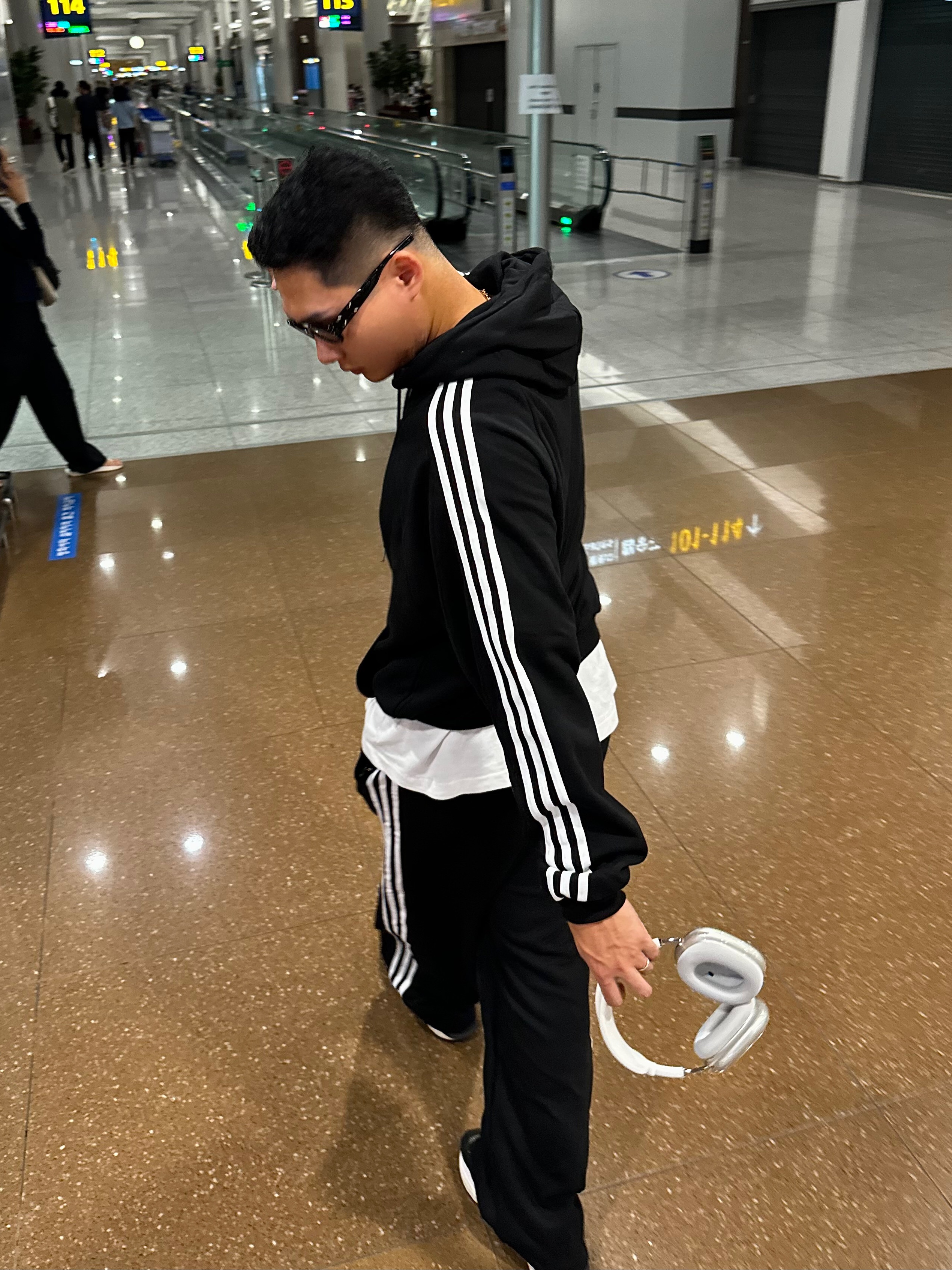 Gentle Monster x Maison Margiela MM107 Black Black, Nike x Sacai VaporWaffle Black White 착용 스타일 - 2