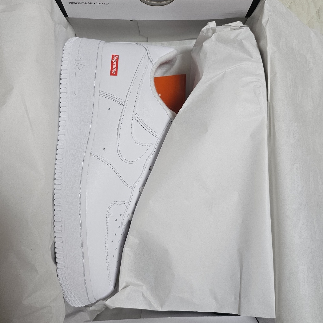 Nike x Supreme Air Force 1 Low White 착용 스타일