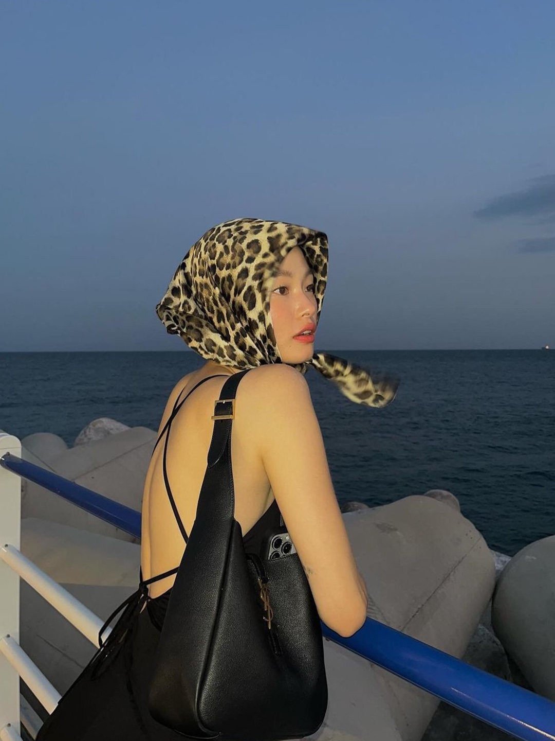 Saint Laurent Square Scarf In Mini Leopard Silk Georgette Black White Grey, (W) Ganni Leopard Pleated Georgette Flounce Smock Midi Dress Almond Milk 착용 스타일 - 2