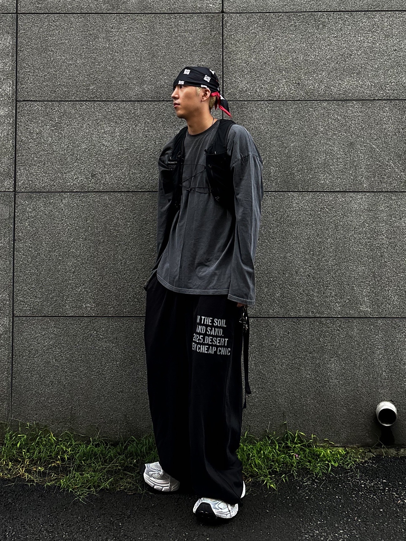 Salomon x MM6 Maison Margiela Gilet Black, Balenciaga 10XL Sneakers White Grey Silver Black 착용 스타일 - 1