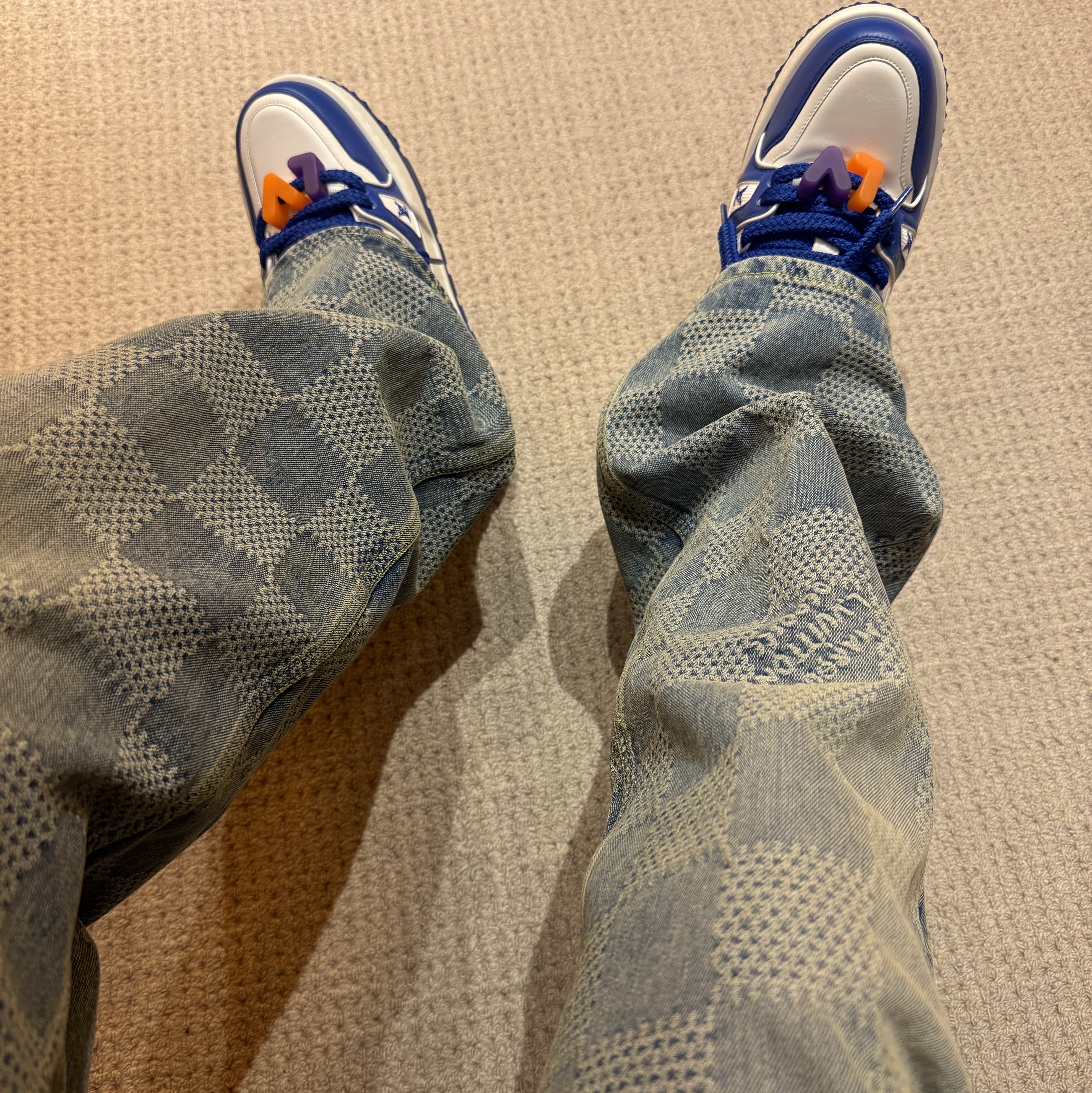 Louis Vuitton Damier Denim Skate Pants Indigo, Louis Vuitton LV Trainer Maxi Sneakers Blue 착용 스타일