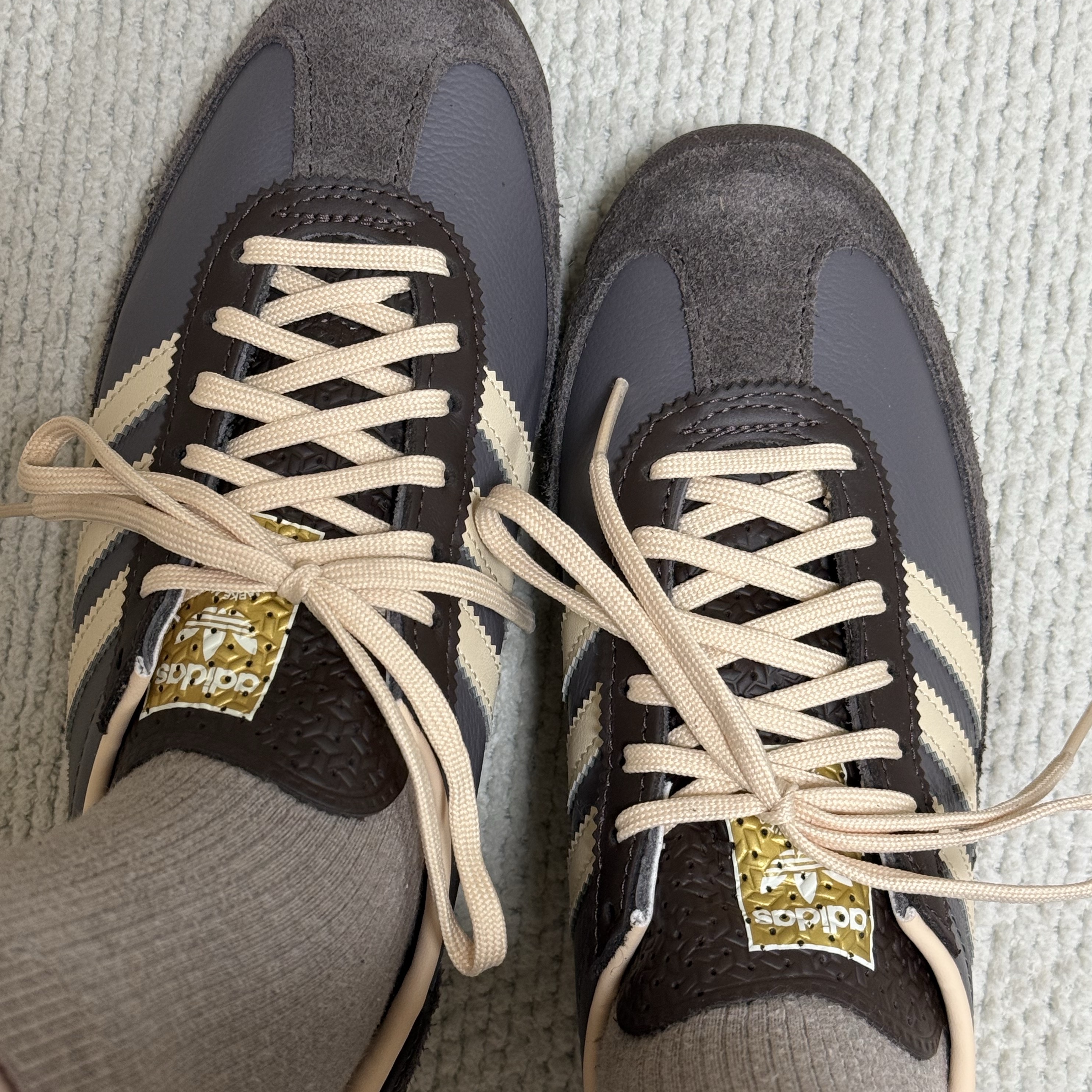 Adidas SL 72 OG Charcoal Crystal Sand 착용 스타일