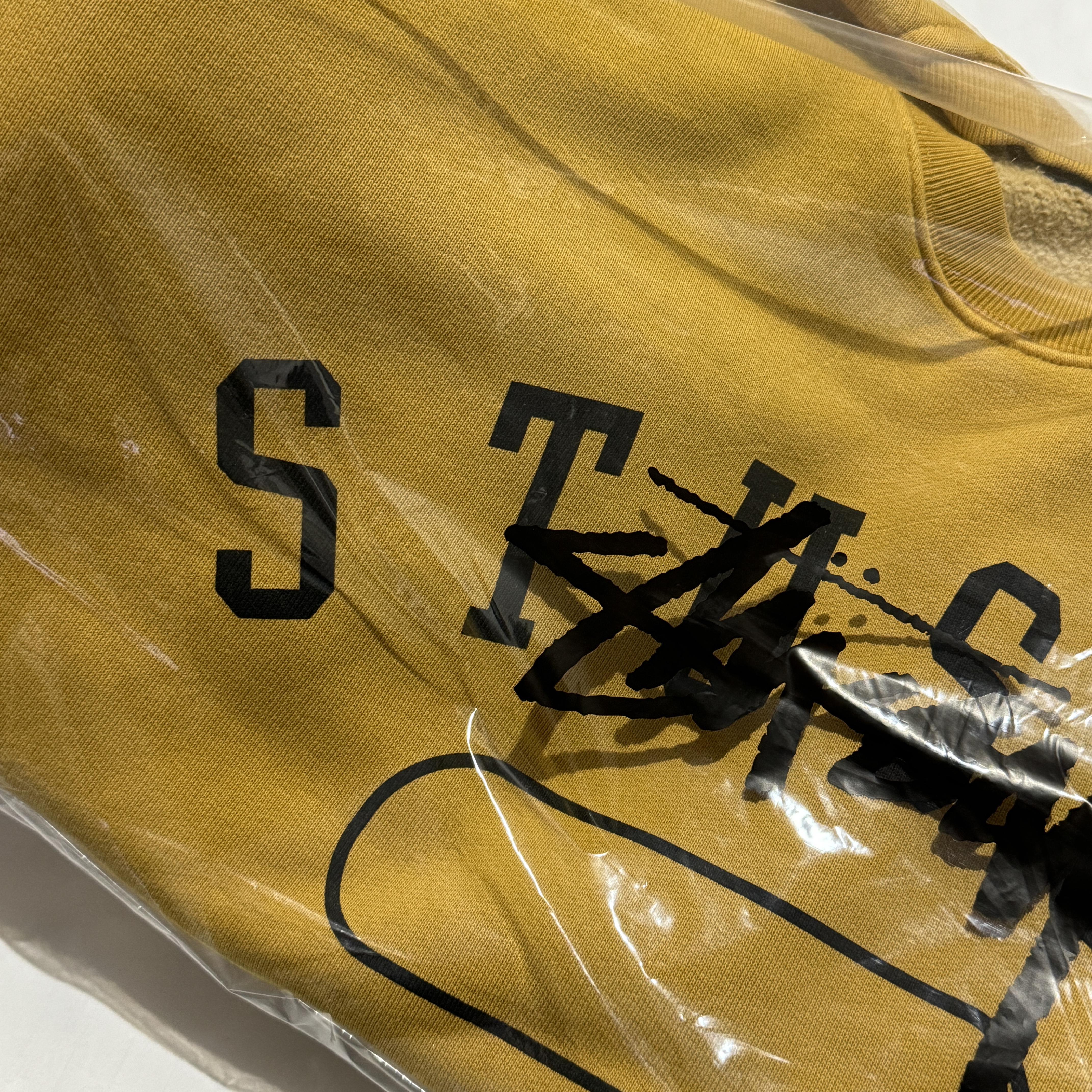 Stussy Athletics Crew Washed Washed Gold 착용 스타일 - 1