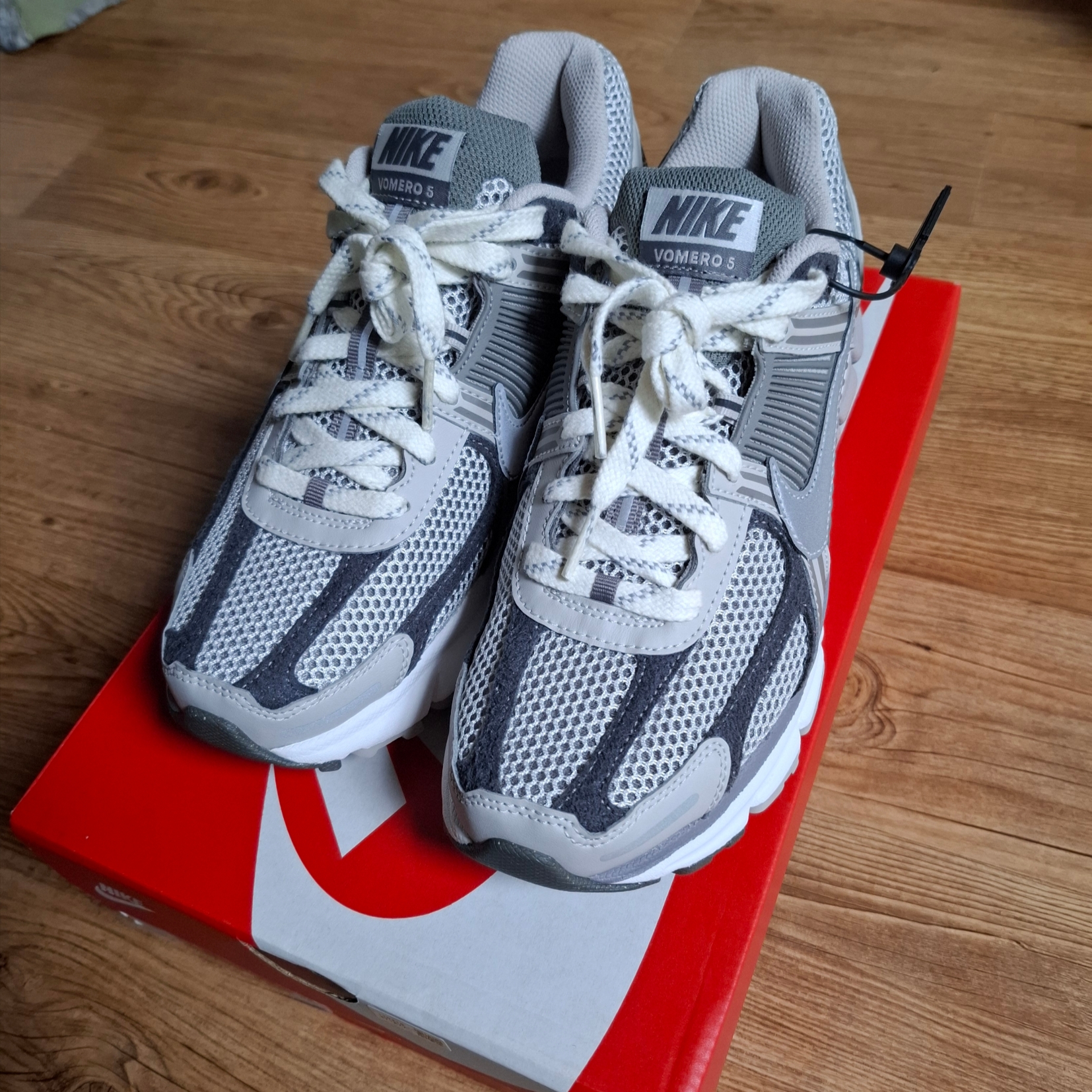 Nike Zoom Vomero 5 PRM Light Iron Ore and Flat Fewter 착용 스타일